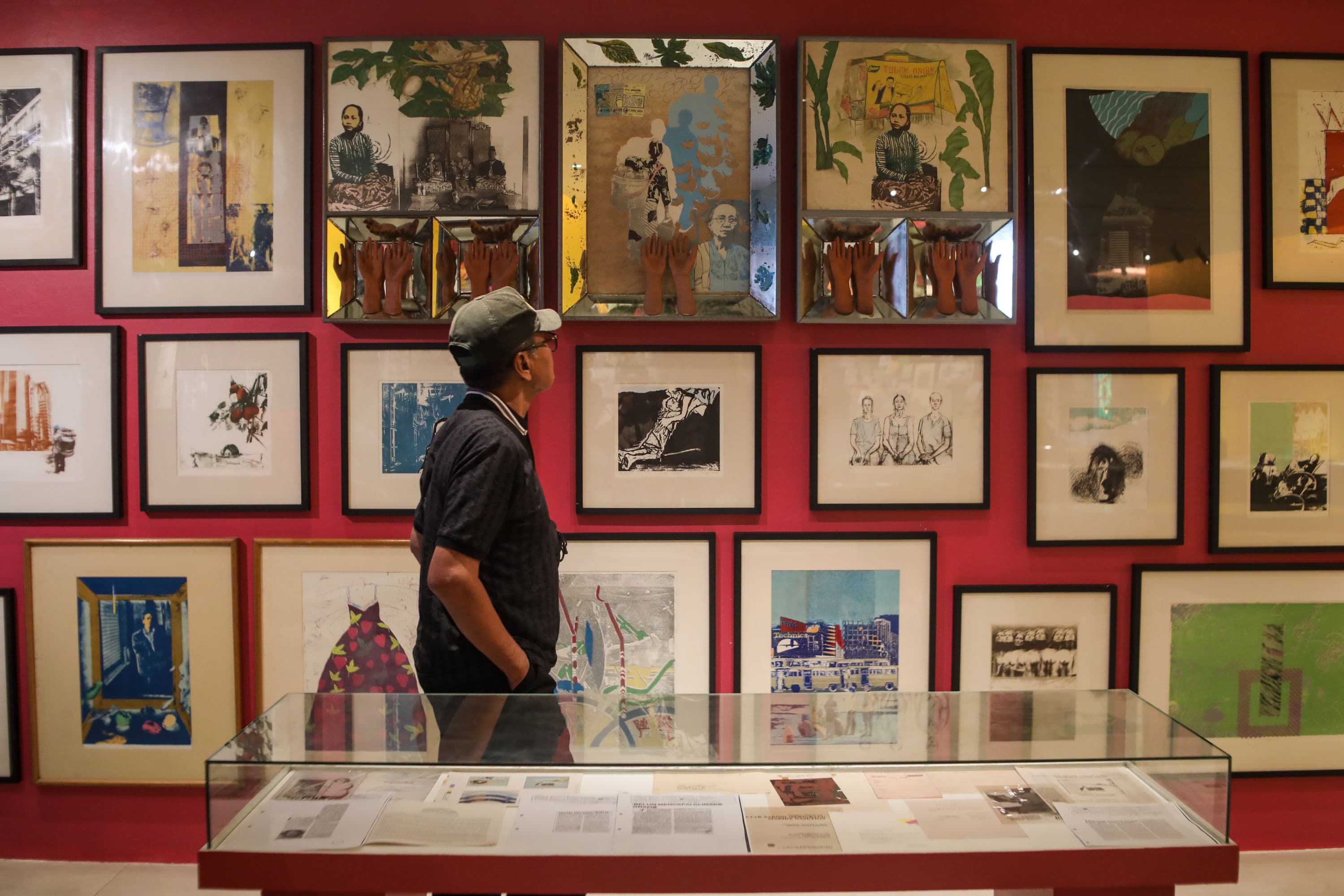 Warga mengamati karya pada pameran Jakarta Biennale 2026 di Taman Ismail Marzuki, Jakarta, Minggu (11/10/2026). AKURAT.CO/Endra Prakoso