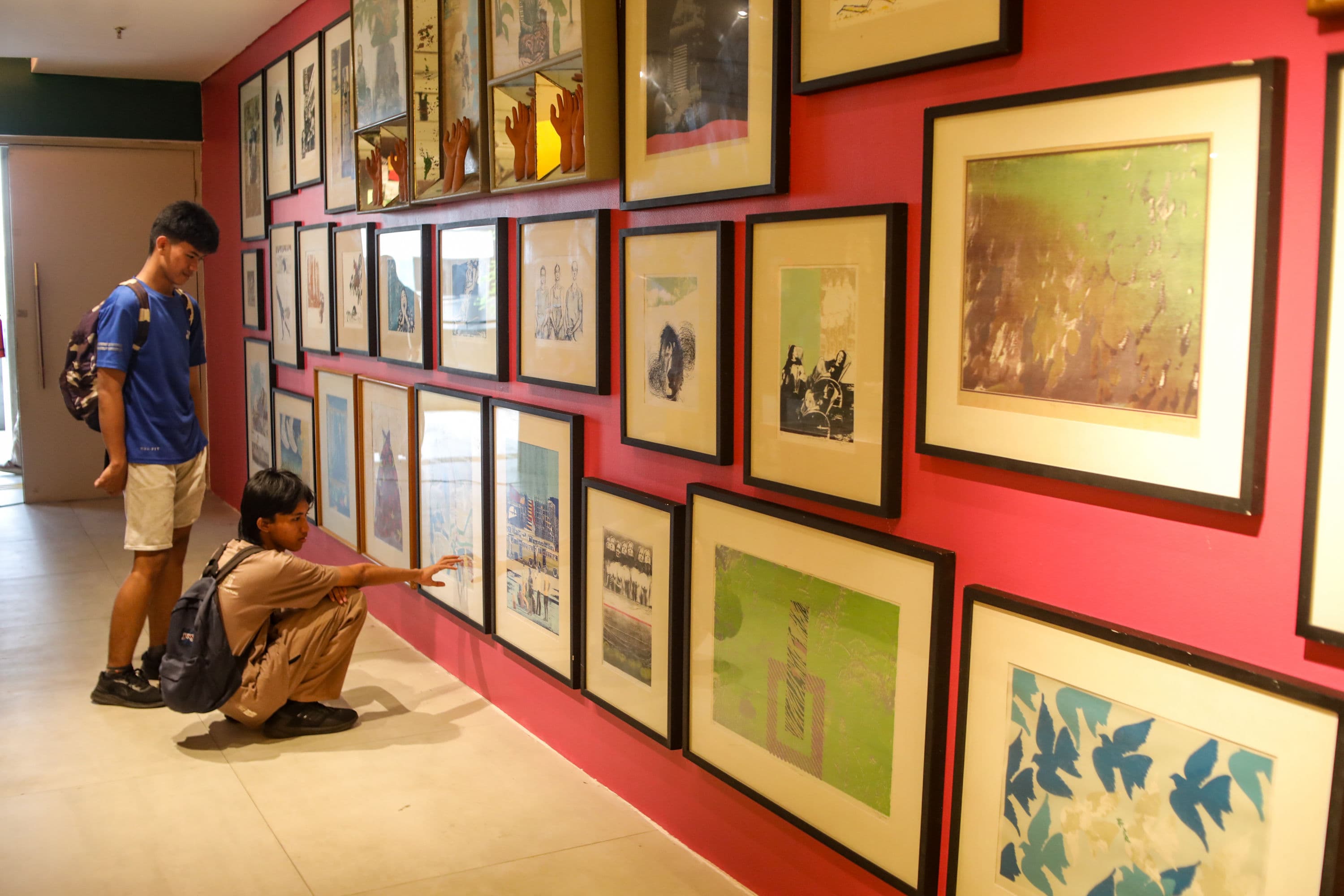 Warga mengamati karya pada pameran Jakarta Biennale 2026 di Taman Ismail Marzuki, Jakarta, Minggu (11/10/2026). AKURAT.CO/Endra Prakoso