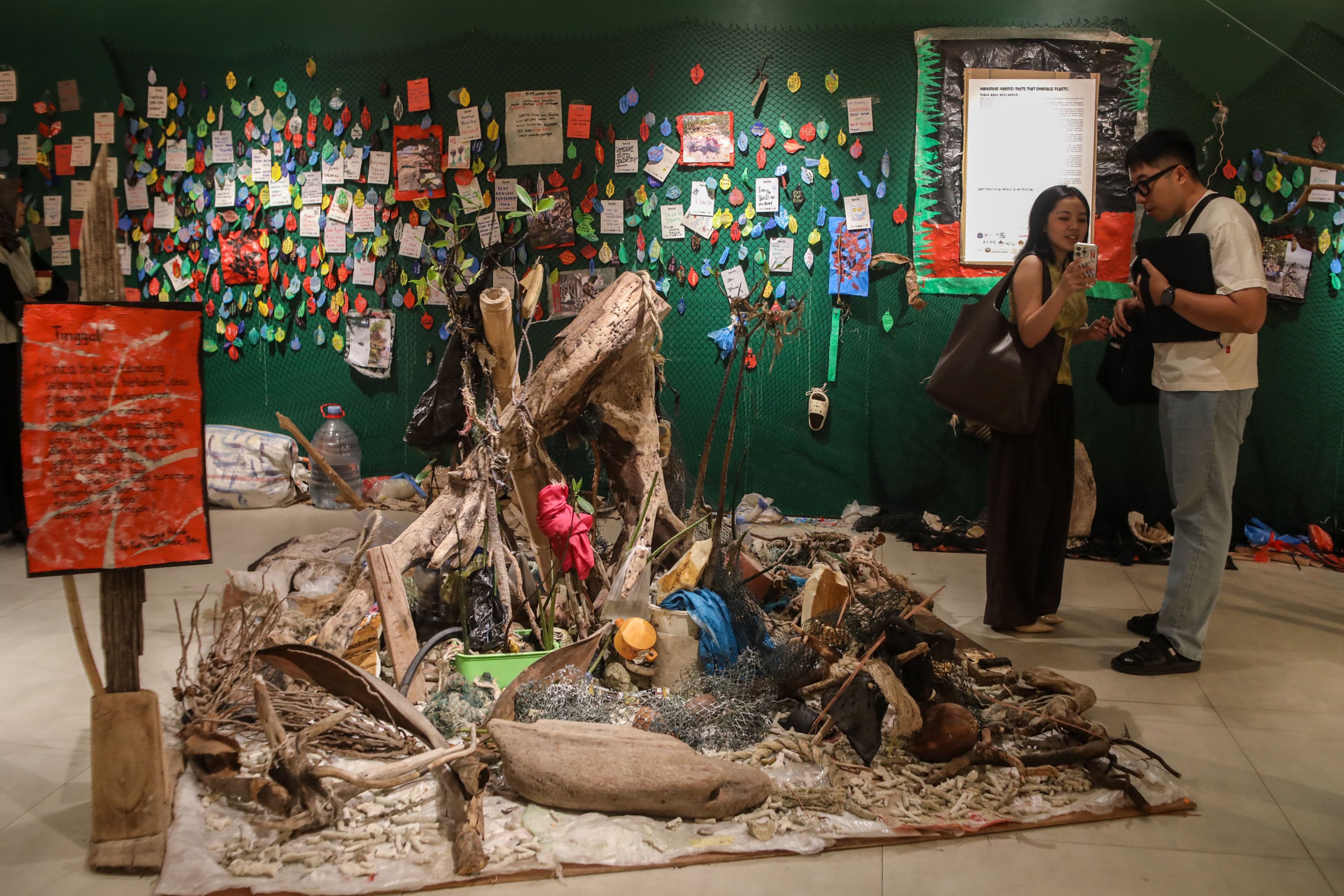 Warga mengamati karya pada pameran Jakarta Biennale 2026 di Taman Ismail Marzuki, Jakarta, Minggu (11/10/2026). AKURAT.CO/Endra Prakoso