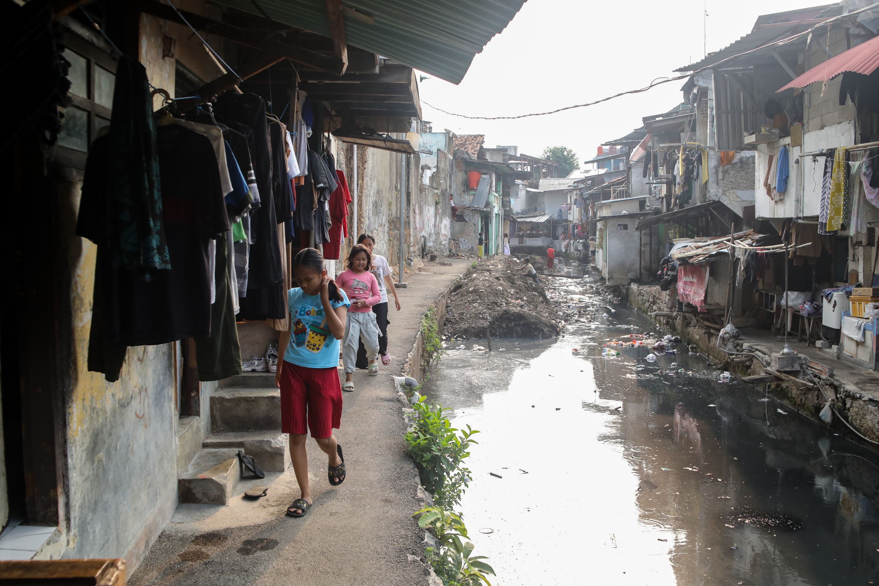 Warga beraktivitas di bantaran Anak Kali Krukut, kawasan Kebon Melati, Tanah Abang, Jakarta, Jumat (9/10/2026). AKURAT.CO/Endra Prakoso