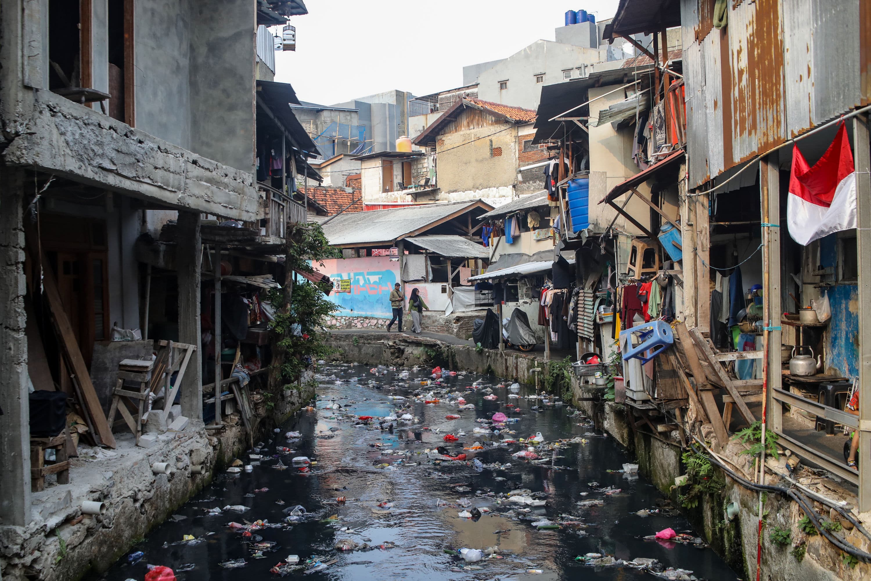 Warga beraktivitas di bantaran Anak Kali Krukut, kawasan Kebon Melati, Tanah Abang, Jakarta, Jumat (9/10/2026). AKURAT.CO/Endra Prakoso