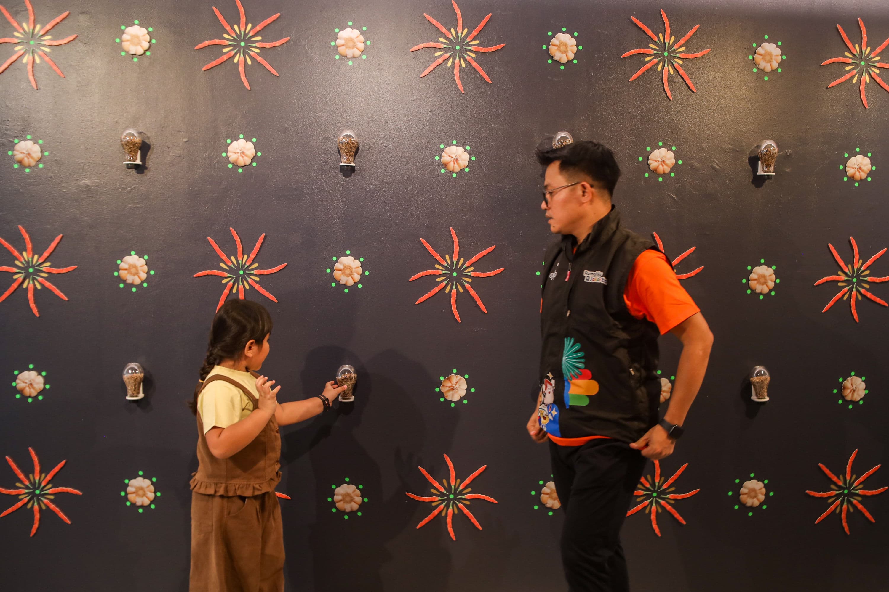 Warga mengamati karya pada pameran Jakarta Biennale 2026 di Taman Ismail Marzuki, Jakarta, Minggu (11/10/2026). AKURAT.CO/Endra Prakoso
