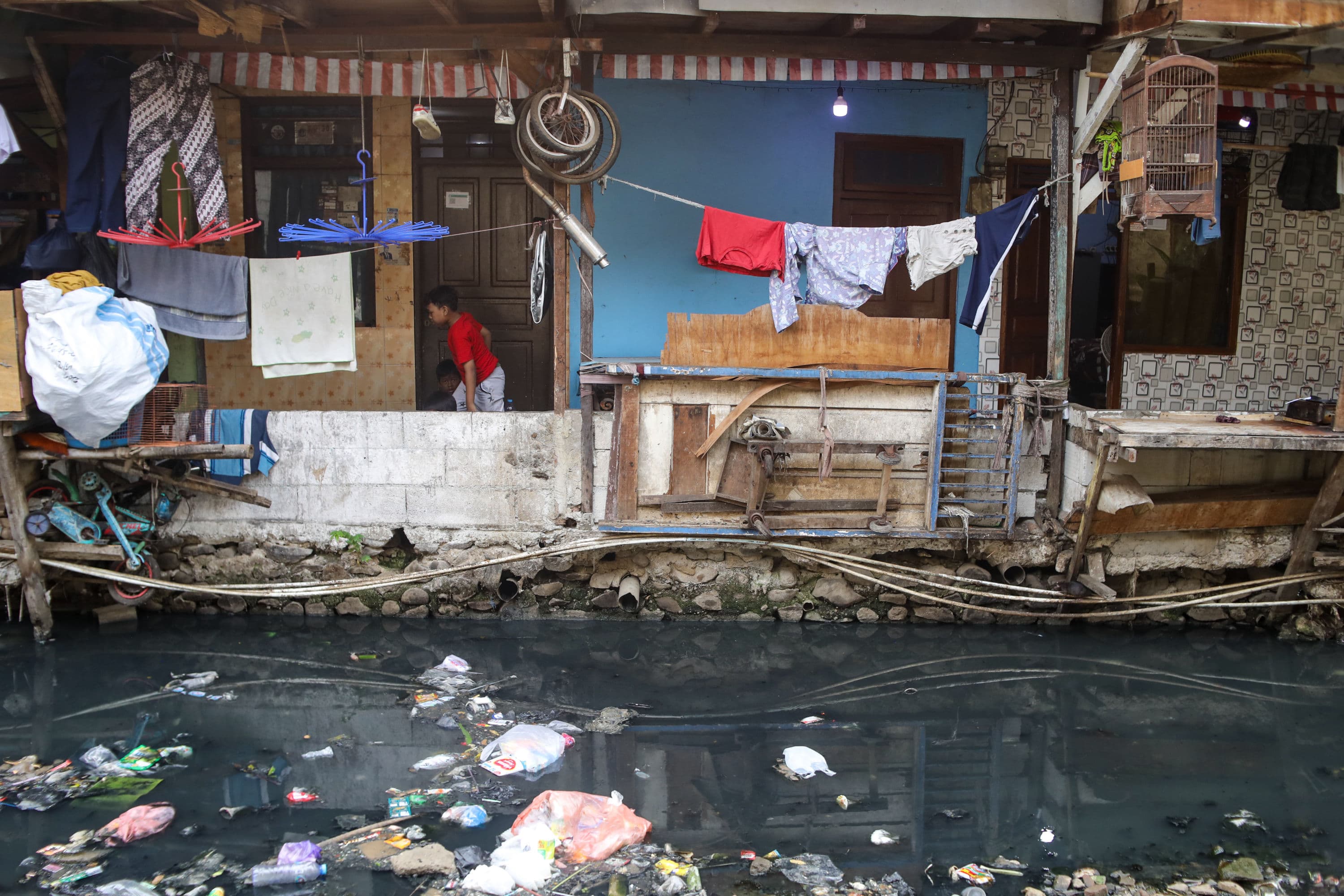 Warga beraktivitas di bantaran Anak Kali Krukut, kawasan Kebon Melati, Tanah Abang, Jakarta, Jumat (9/10/2026). AKURAT.CO/Endra Prakoso