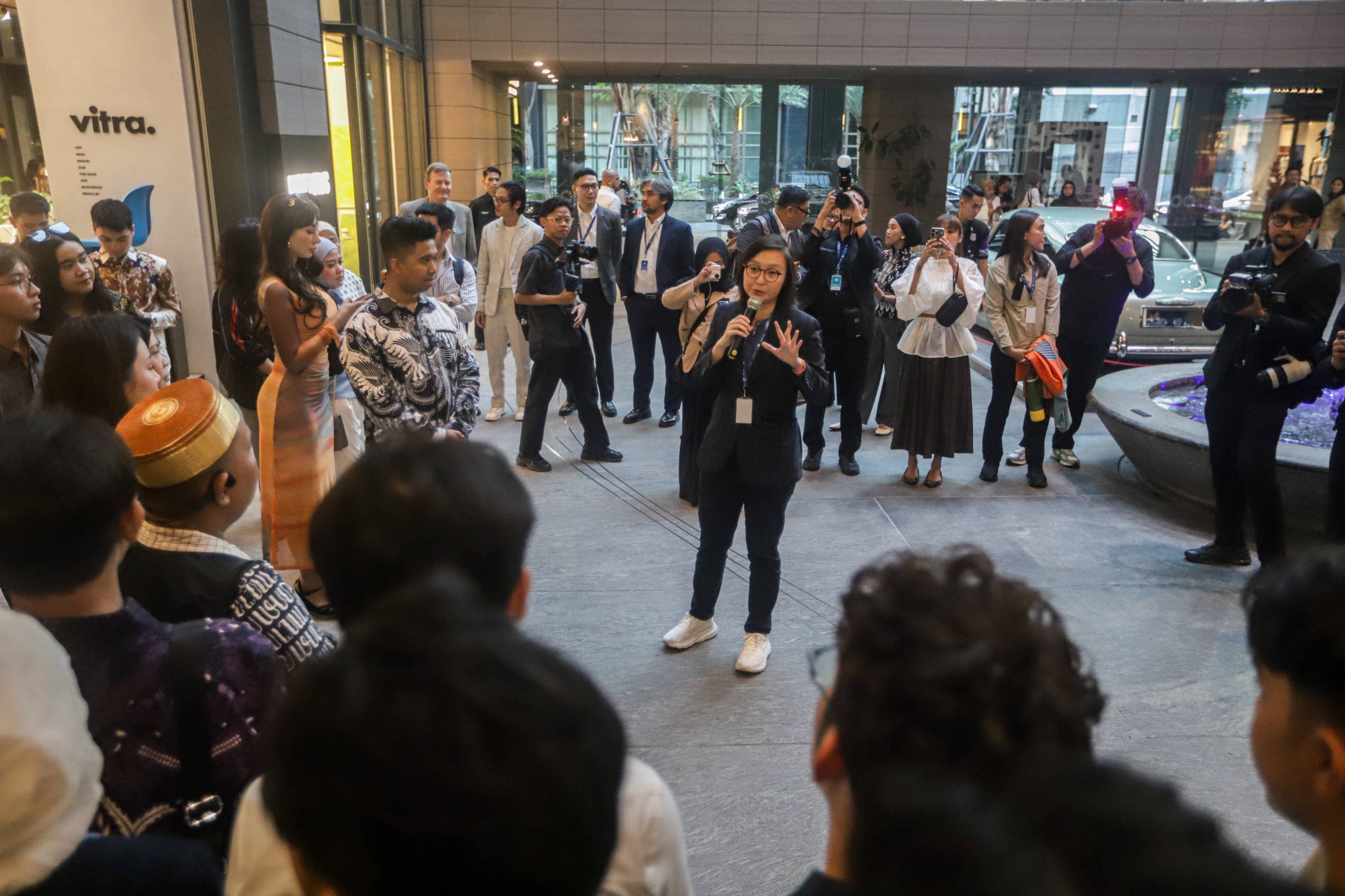 Wakil Menteri Ekonomi Kreatif/Wakil Kepala Badan Ekonomi Kreatif Irene Umar menyampaikan pemaparan pada pameran ekonomi kreatif bertajuk Creativillage dalam rangkaian acara World Conference on Creative Economy (WCCE) 2026 di kawasan SCBD, Jakarta, Rabu (21/10/2026). AKURAT.CO/Endra Prakoso