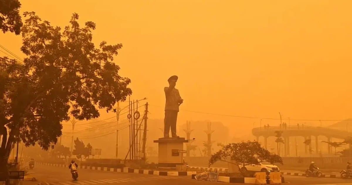 Sering Kena Kabut Asap Karhutla? Ini Panduan Fikih Praktis Saat Ibadah Terganggu Polusi Ekstrem