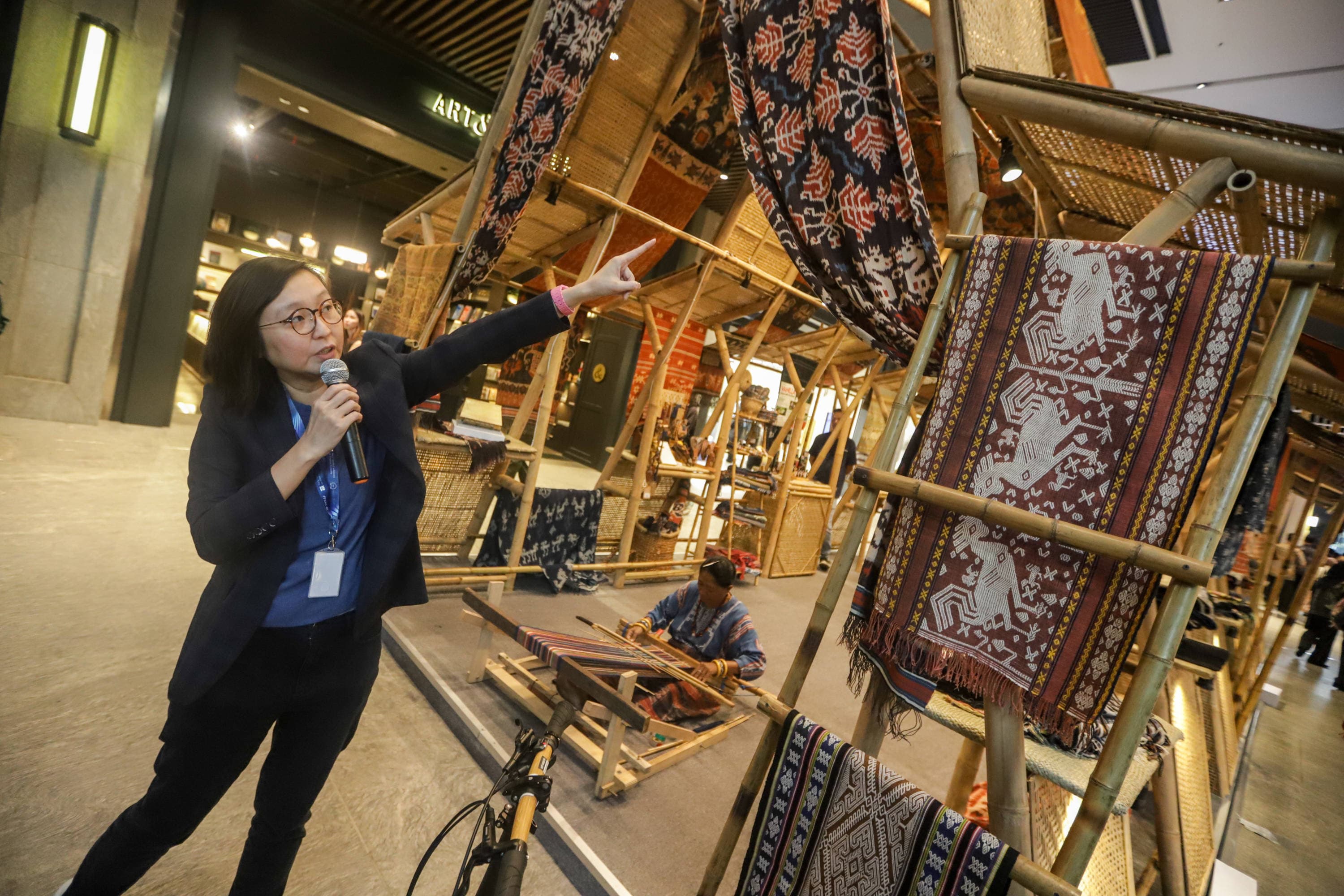 Wakil Menteri Ekonomi Kreatif/Wakil Kepala Badan Ekonomi Kreatif Irene Umar menyampaikan pemaparan pada pameran ekonomi kreatif bertajuk Creativillage dalam rangkaian acara World Conference on Creative Economy (WCCE) 2026 di kawasan SCBD, Jakarta, Rabu (21/10/2026). AKURAT.CO/Endra Prakoso