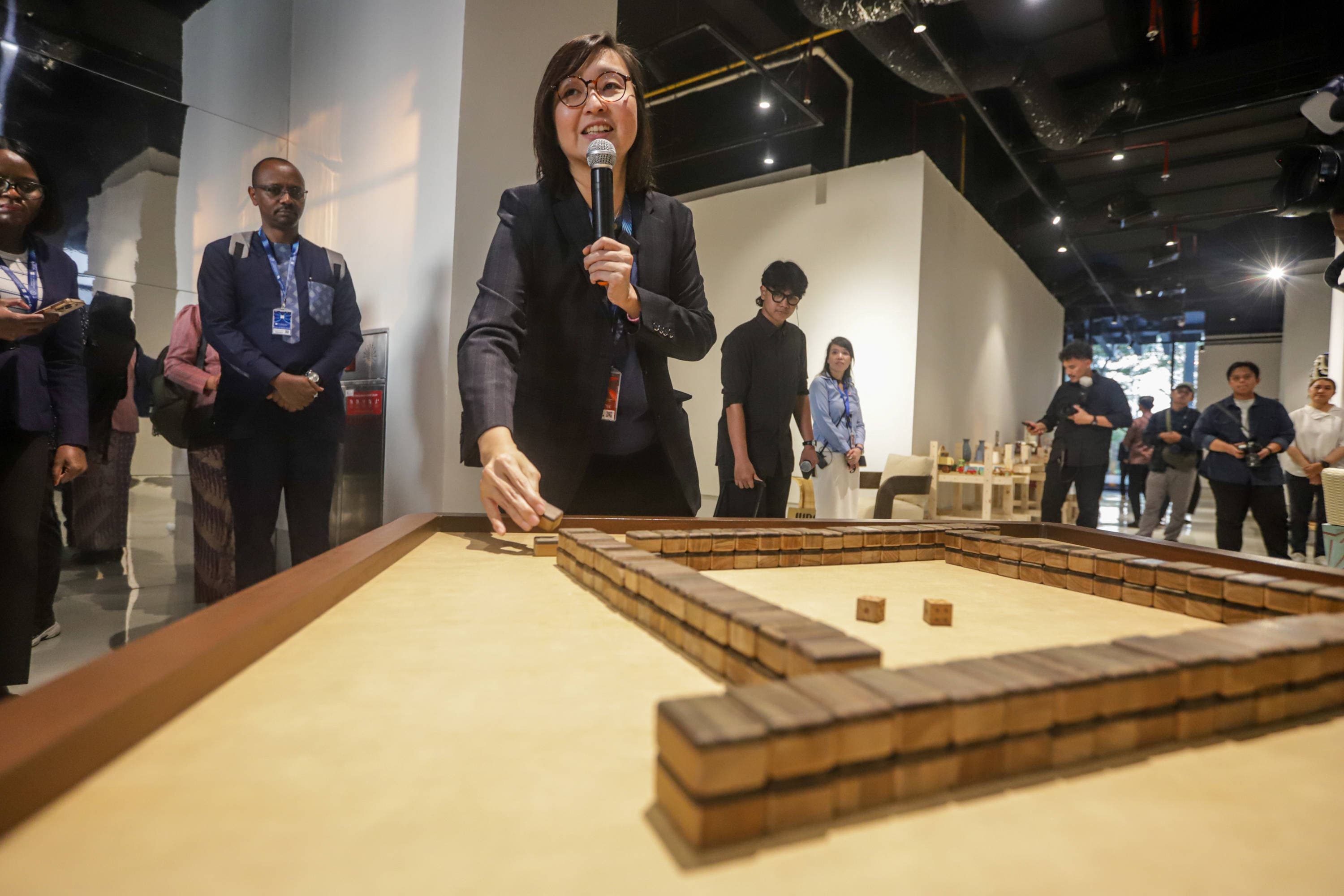 Wakil Menteri Ekonomi Kreatif/Wakil Kepala Badan Ekonomi Kreatif Irene Umar menyampaikan pemaparan pada pameran ekonomi kreatif bertajuk Creativillage dalam rangkaian acara World Conference on Creative Economy (WCCE) 2026 di kawasan SCBD, Jakarta, Rabu (21/10/2026). AKURAT.CO/Endra Prakoso