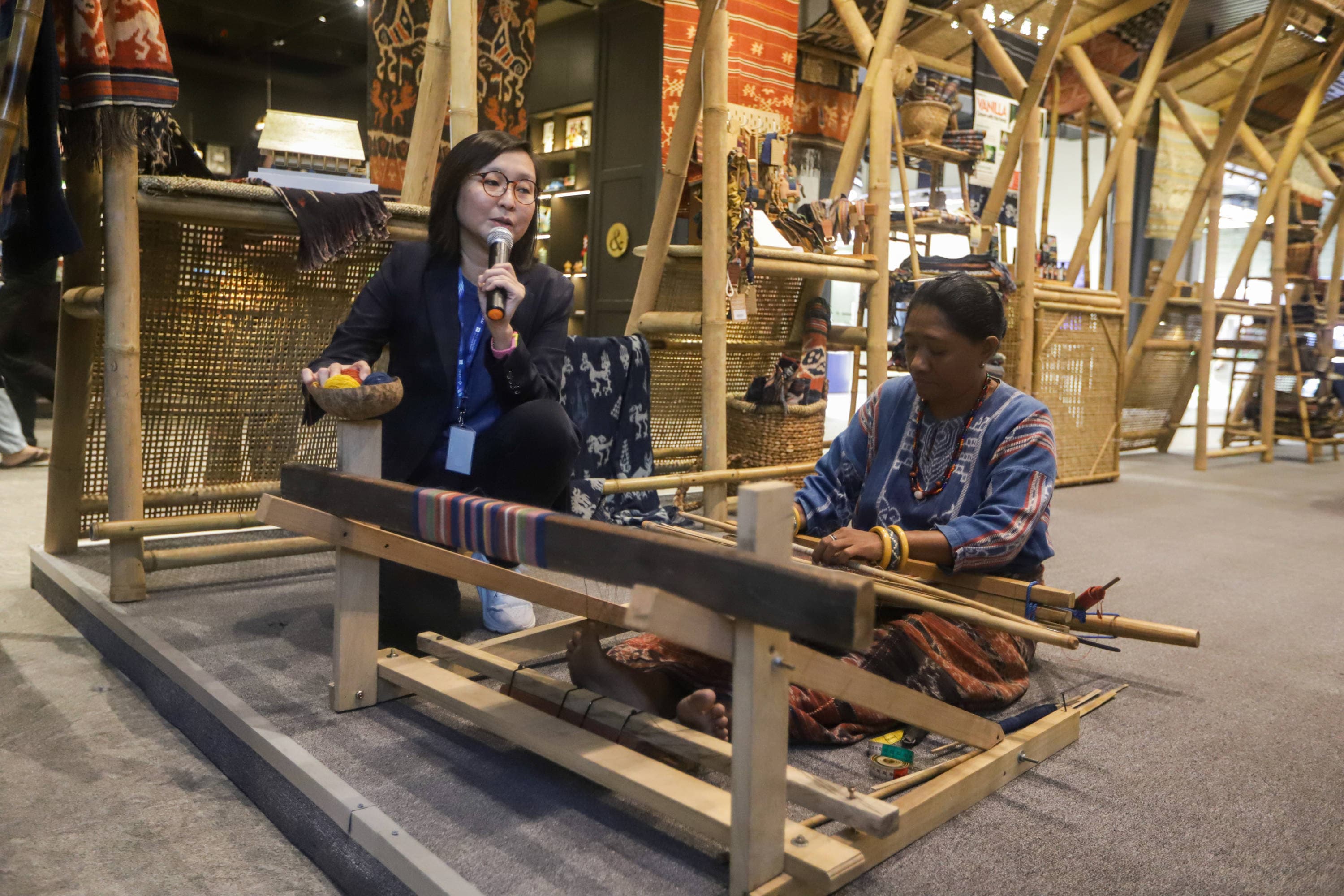Wakil Menteri Ekonomi Kreatif/Wakil Kepala Badan Ekonomi Kreatif Irene Umar menyampaikan pemaparan pada pameran ekonomi kreatif bertajuk Creativillage dalam rangkaian acara World Conference on Creative Economy (WCCE) 2026 di kawasan SCBD, Jakarta, Rabu (21/10/2026). AKURAT.CO/Endra Prakoso