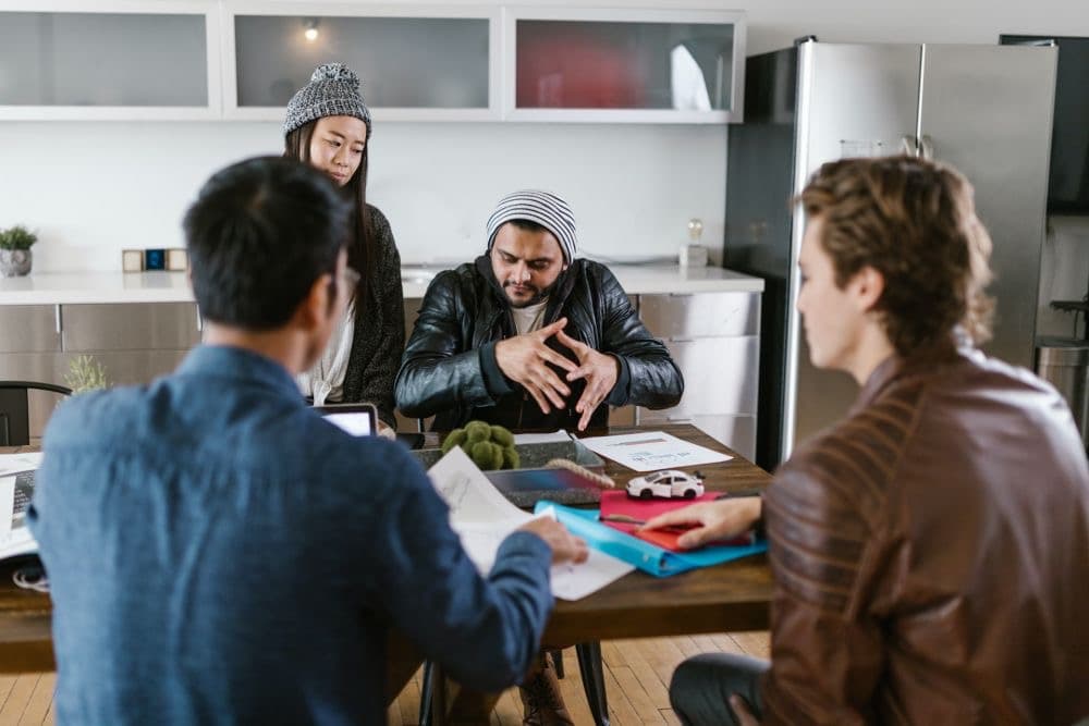 Bagaimana Perbedaan Budaya Mempengaruhi Perilaku Kerja? Tinjau 4 Hal Ini!