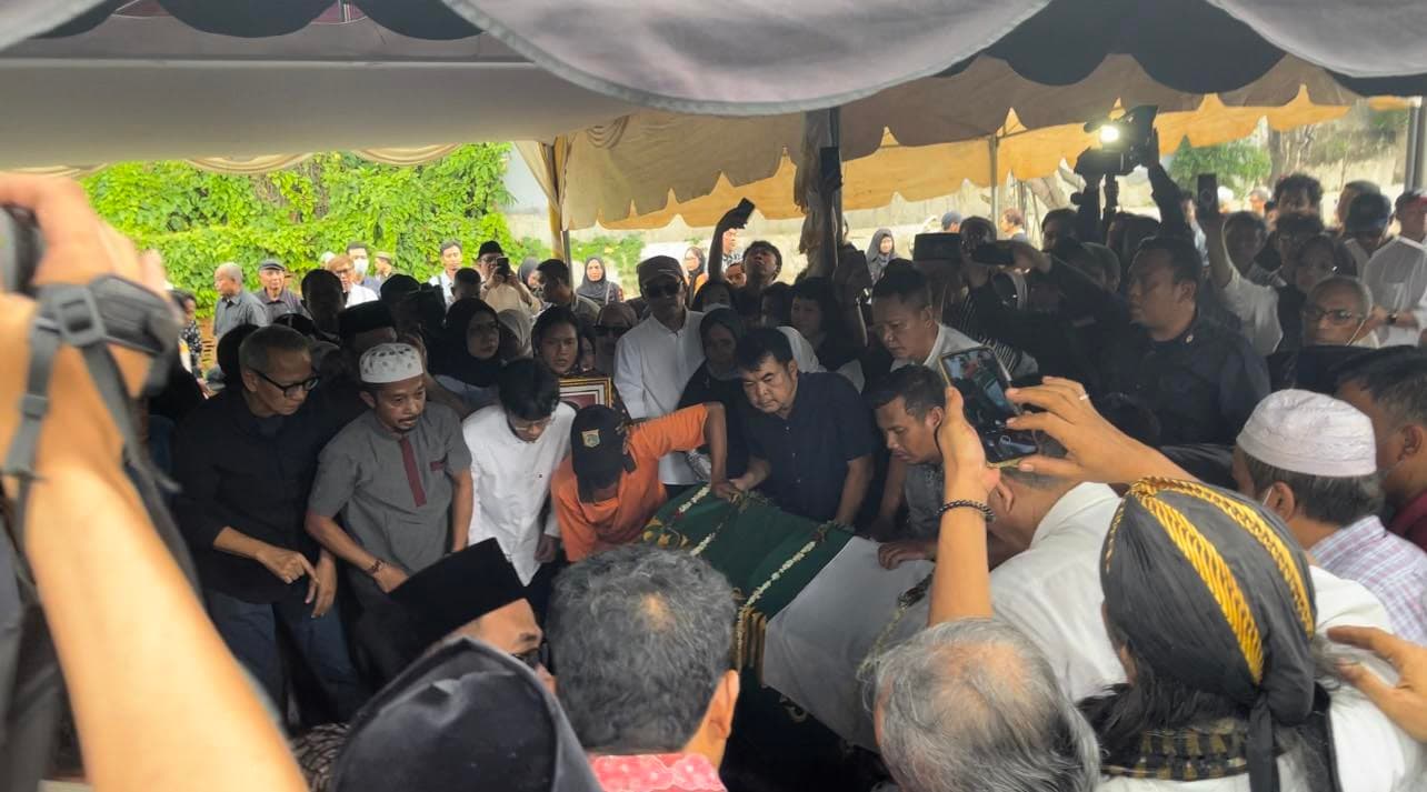 Lantunan Zikir Selimuti Pemakaman Mendiang Rizal Ramli