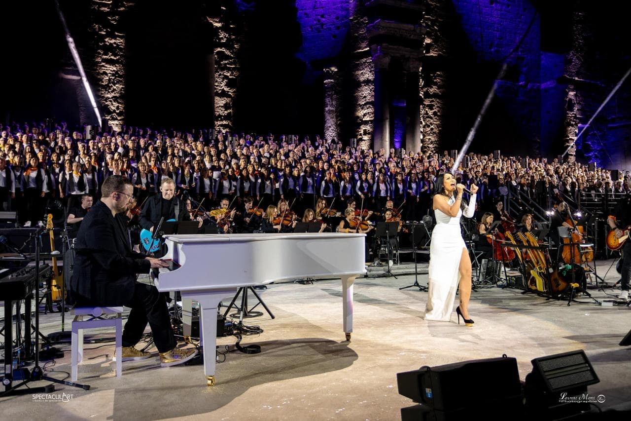 Anggun Tampil Memukau di Panggung Situs Warisan Unesco Théâtre Antique d'Orange Prancis