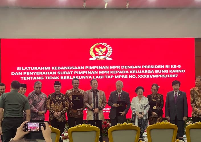 MPR Serahkan Surat Tidak Berlakunya Tap MPRS Nomor 33 Tahun 1967 ke Keluarga Bung Karno