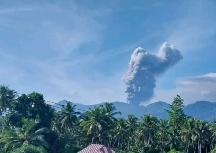 Gunung Dukono Erupsi, Abu Vulkanik Teramati Setinggi 1.200 Meter