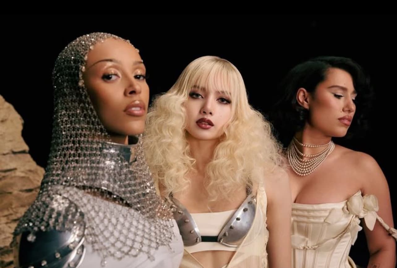 Lisa BLACKPINK, RAYE, dan Doja Cat Suguhkan Visual Mistis Nan Epik di MV Born Again