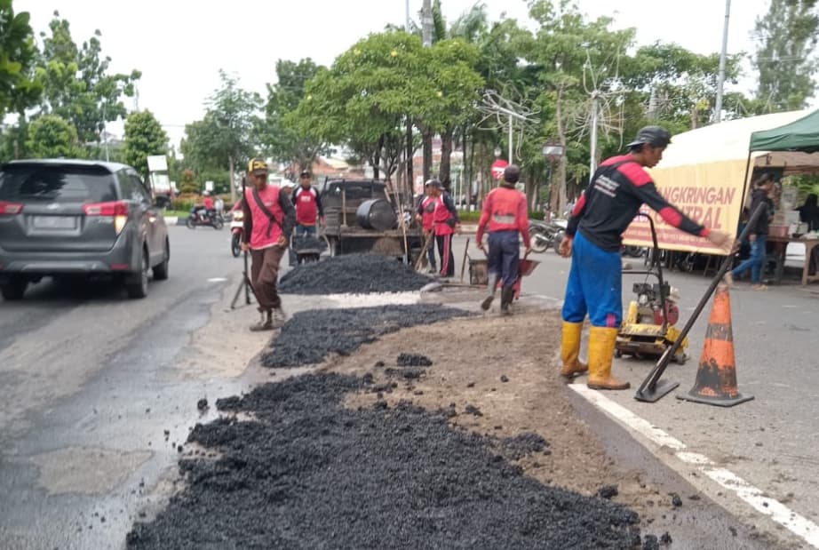 Pemkot Semarang Gerak Cepat Perbaiki Jalan Rusak Akibat Genangan