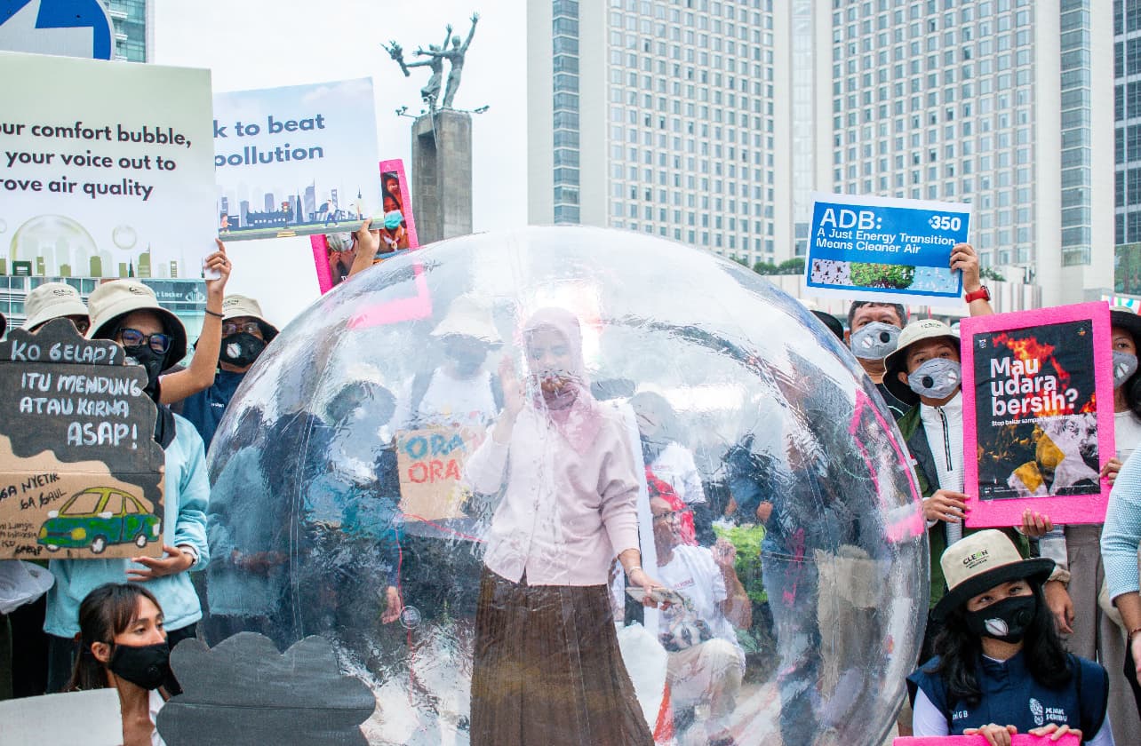 Life in a Bubble: Kampanye Visual Serukan Hak atas Udara Bersih untuk Semua