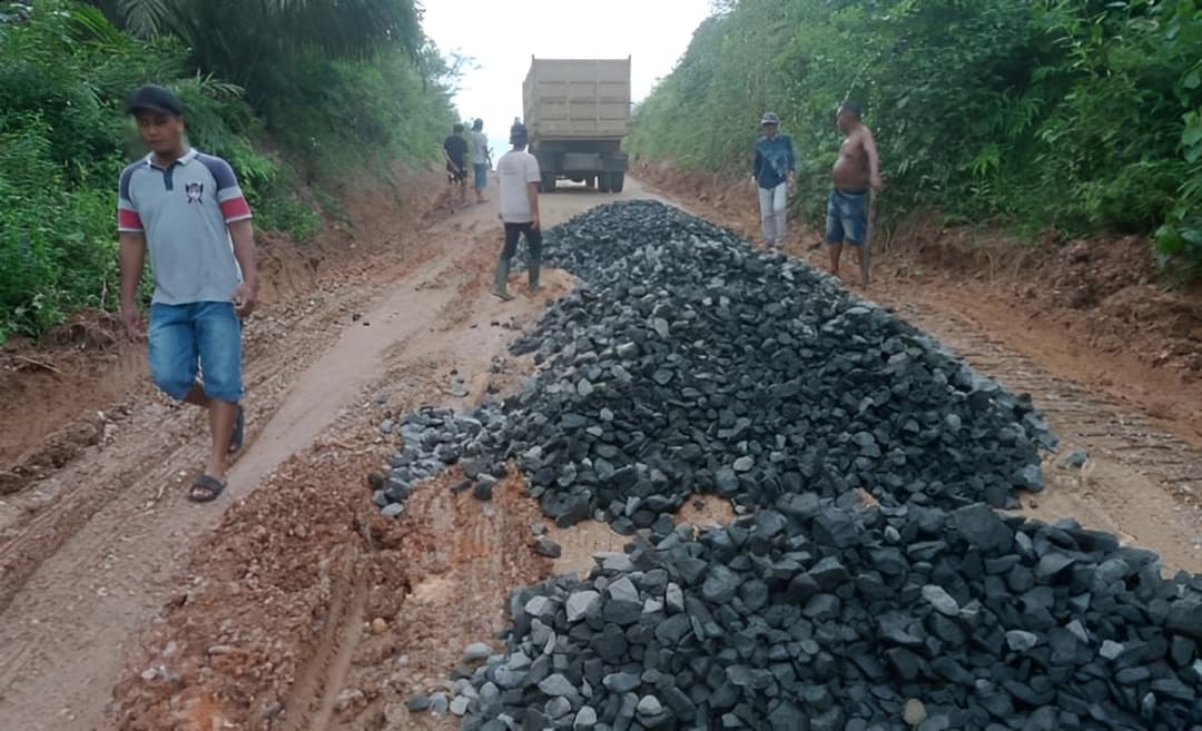 PalmCo Perbaiki 19,7 Km Jalan Desa, Warga Nikmati Akses Lebih Mudah