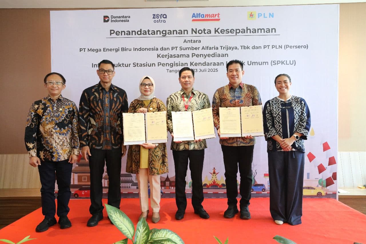 PLN Gandeng Alfamart dan MEBI Perluas Jaringan SPKLU