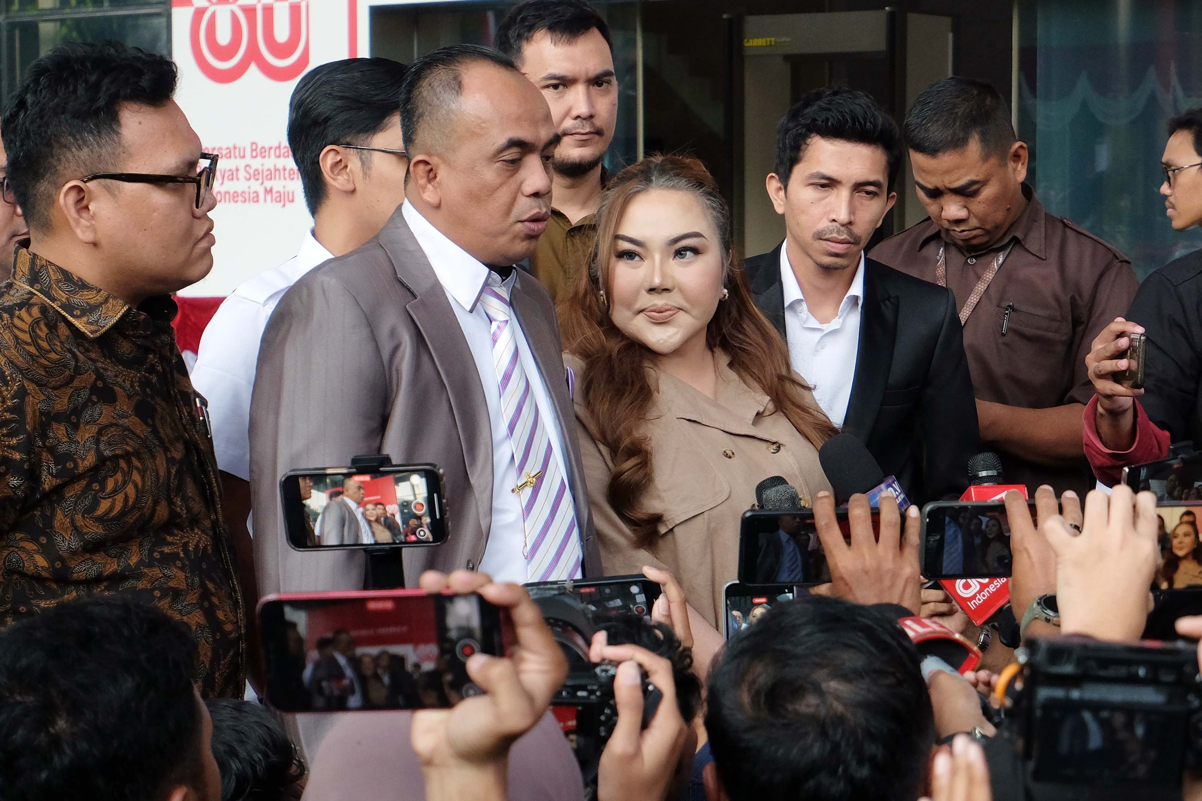 Lisa Mariana Resmi Jadi Tersangka, Absen Sakit Tipes