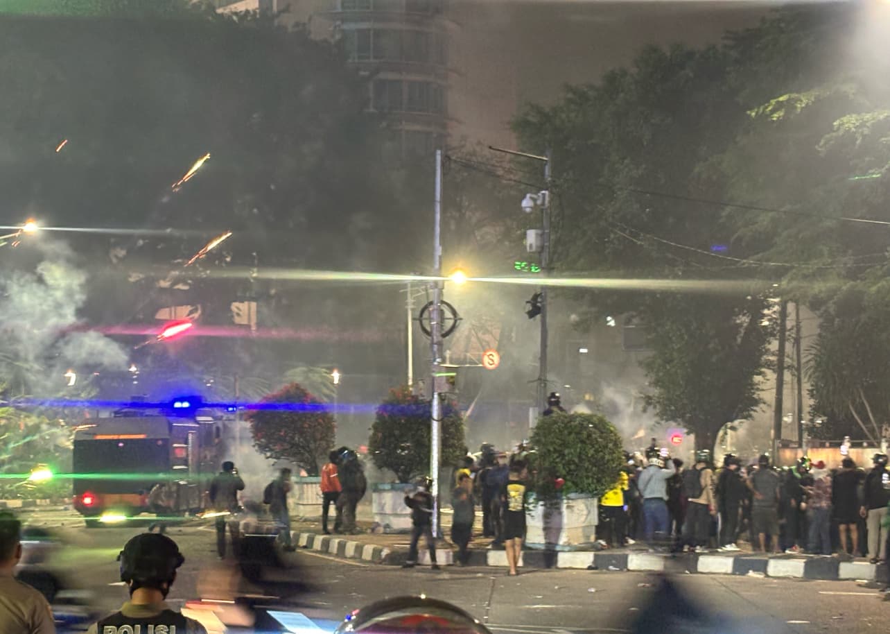 Demo Ricuh Berlanjut Hingga Malam di Kawasan Slipi