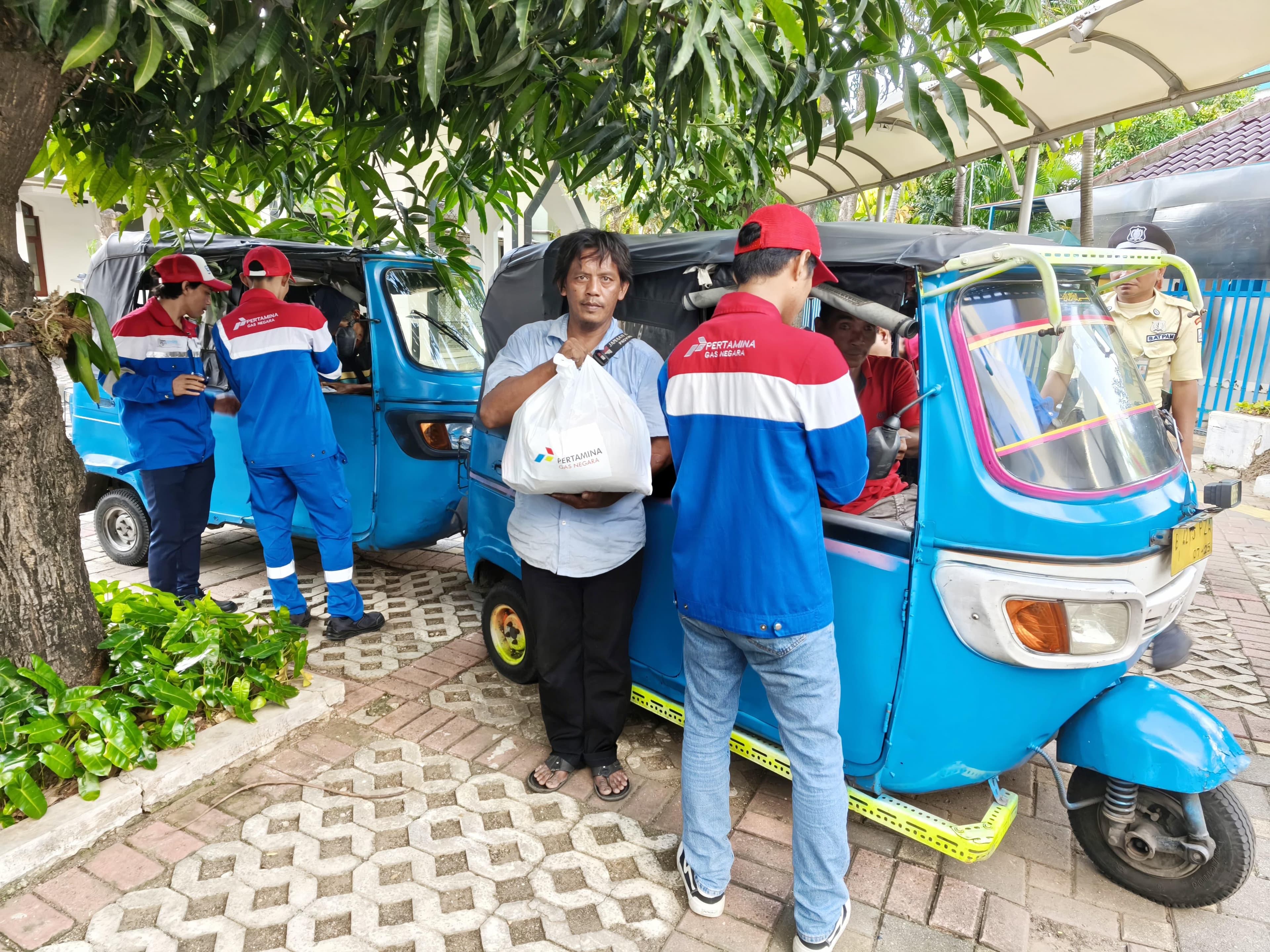 PGN Bagikan Paket Sembako ke Komunitas Pengemudi Bajaj Gas