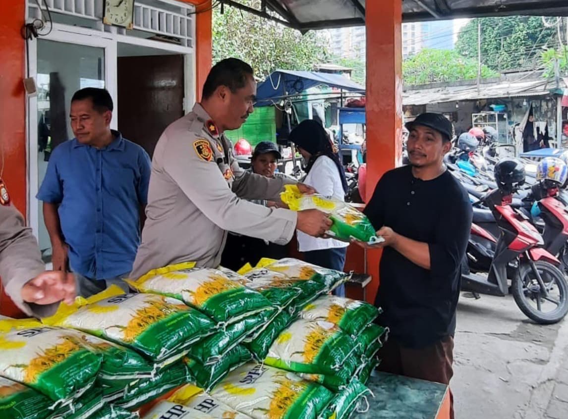 Peduli Warga, Polri Gelar Pangan Murah di Tanah Abang