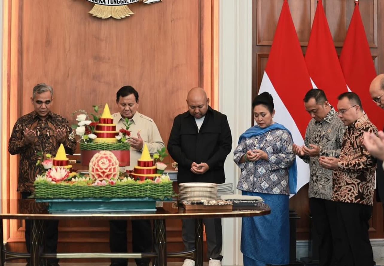 Prabowo Potong Tumpeng di Istana Bareng Titiek, Didit hingga Pengurus Gerindra