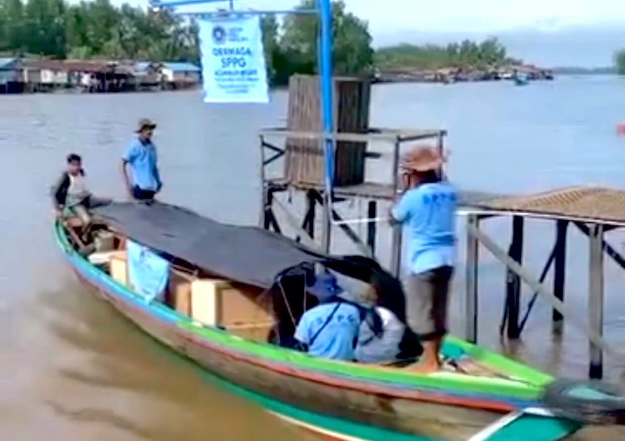 Kisah Petugas SPPG Aluh-Aluh Besar, Antarkan MBG Pakai Perahu untuk 951 Anak-Anak Pulau