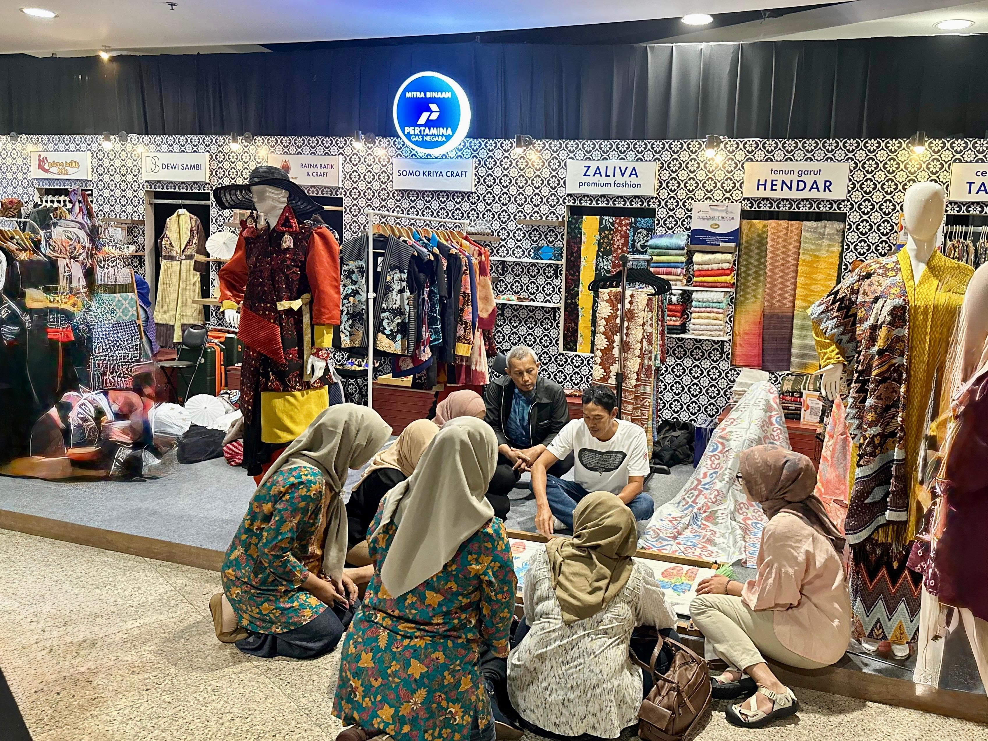 Perluas Akses Pasar, UMKM Binaan PGN Melenggang di Ajang Surabaya Fashion Parade 2025