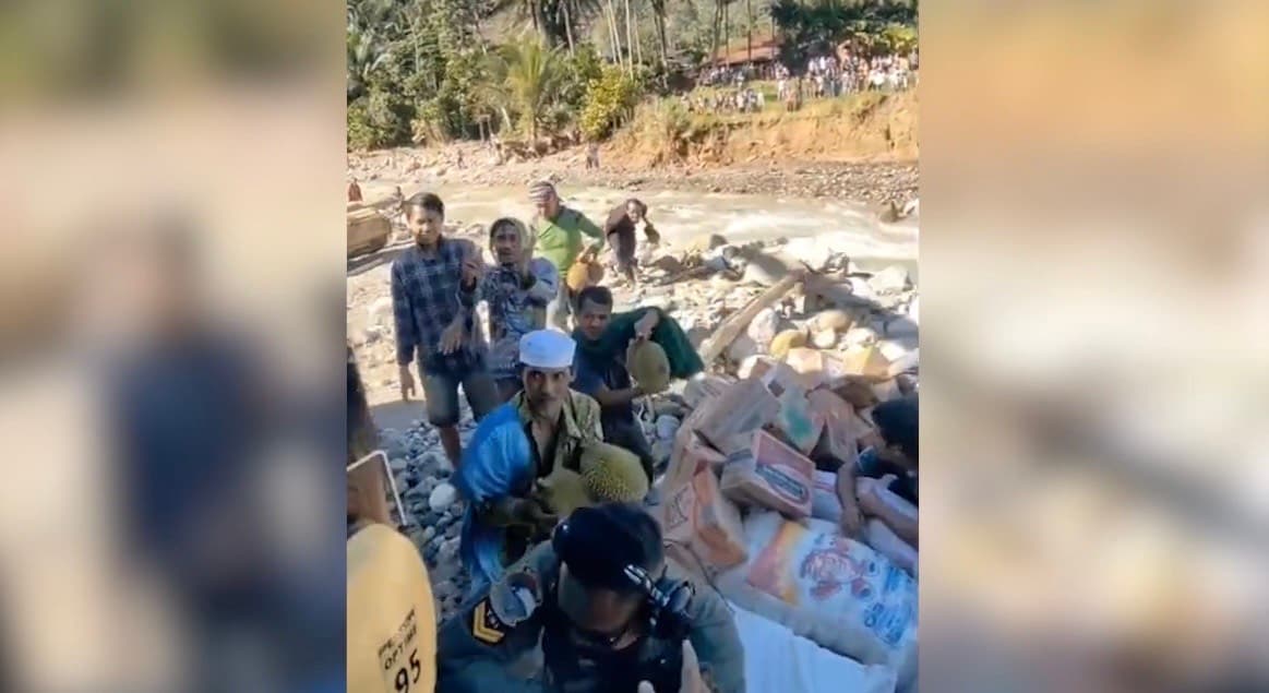 Momen Haru TNI Diberi Durian Oleh Warga Usai Kirim Bantuan di Gayo Lues