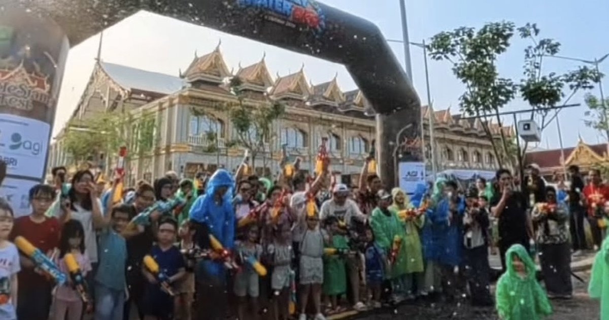 Basah-basahan Bareng Anak, Family Water War Bikin Sore di Little Siam PIK2 Makin Seru