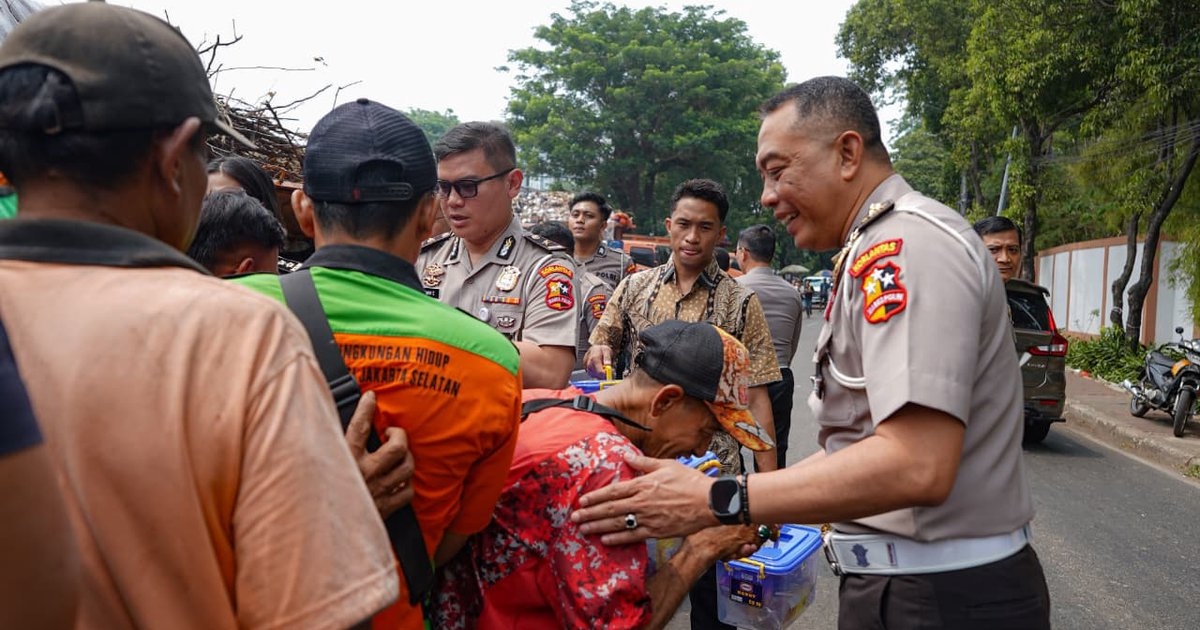 Korlantas Polri Gelar Bakti Sosial Jumat Sedekah di TPS Rawajati Jakarta Selatan, ke Depannya Akan Dilaksanakan Rutin