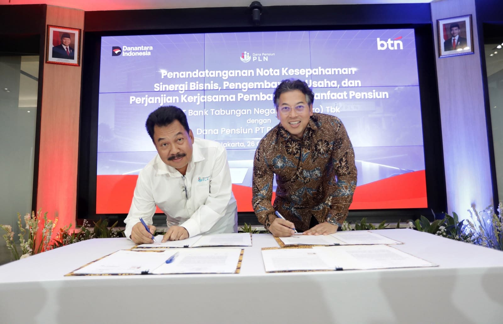 Direktur Network & Retail Funding BTN Rully Setiawan (kanan) bersama Direktur Utama Dana Pensiun PLN Antonius Resep Tyas Artono menunjukkan dokumen kerja sama usai penandatanganan di Jakarta, Senin (26/10/2026).