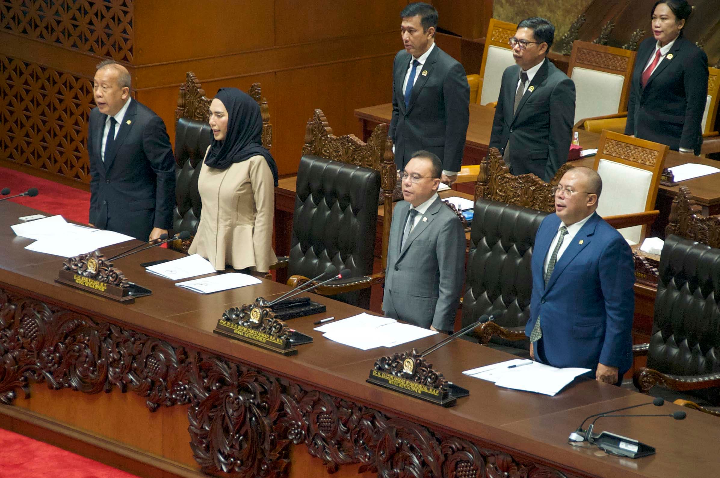Wakil Ketua DPR Sufmi Dasco Ahmad bersama Cucun Ahmad Syamsurijal; Saan Mustopa; Sari Yuliati memimpin Rapat Paripurna Penutupan Masa Sidang I Tahun 2026-2027 di Gedung DPR, Jakarta, Kamis (8/10/2026). AKURAT.CO/Sopian