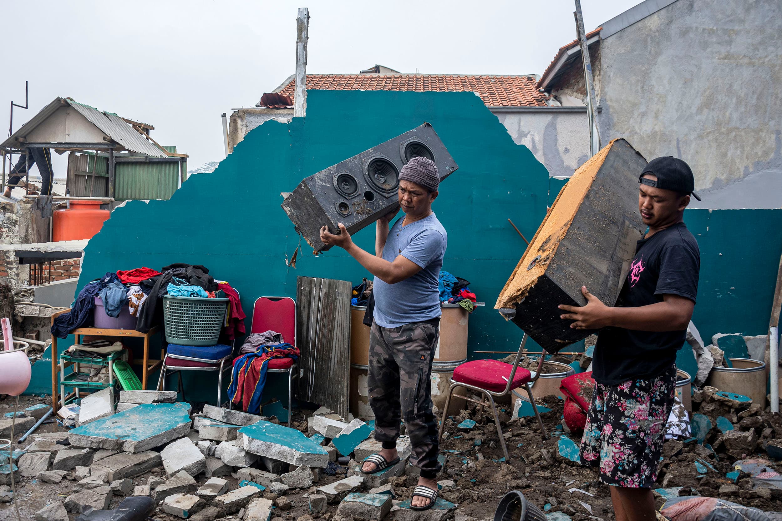 Warga mengevakuasi barang berharga dari rumahnya yang rusak diterjang angin puting beliung di Padalarang, Kabupaten Bandung Barat, Jawa Barat, Selasa (27/10/2026). ANTARA FOTO/Abdan Syakura/YU