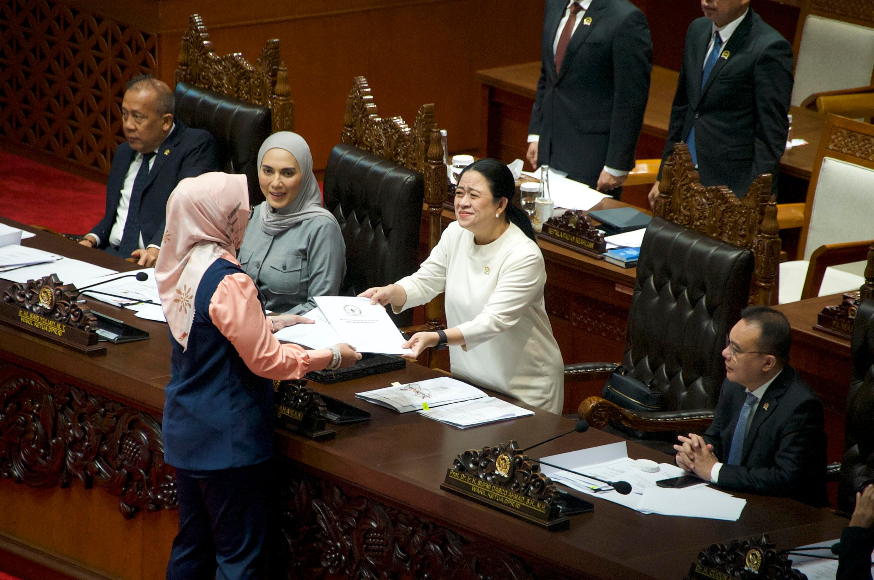 Ketua Panja yang juga Wakil Ketua Komisi IX DPR RI Putih Sari memberikan laporan komisi kepada Ketua DPR RI Puan Maharani dalam Rapat Paripurna ke-9 Masa Sidang I Tahun Sidang 2026-2027 di Gedung Parlemen Senayan, Jakarta, Selasa (6/10/2026). AKURAT.CO/Sopian