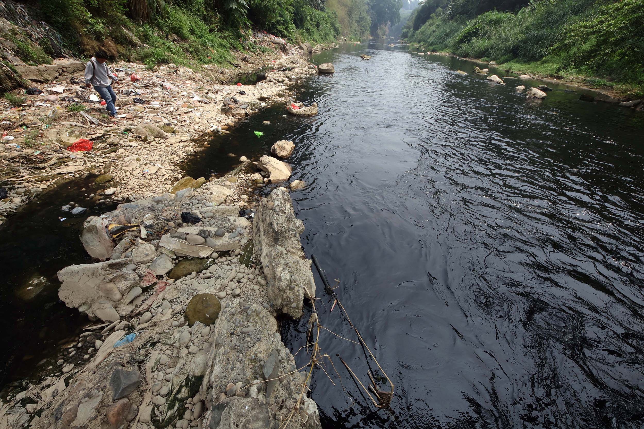 Sungai Cileungsi Bogor Kembali Menghitam Tercemar Limbah