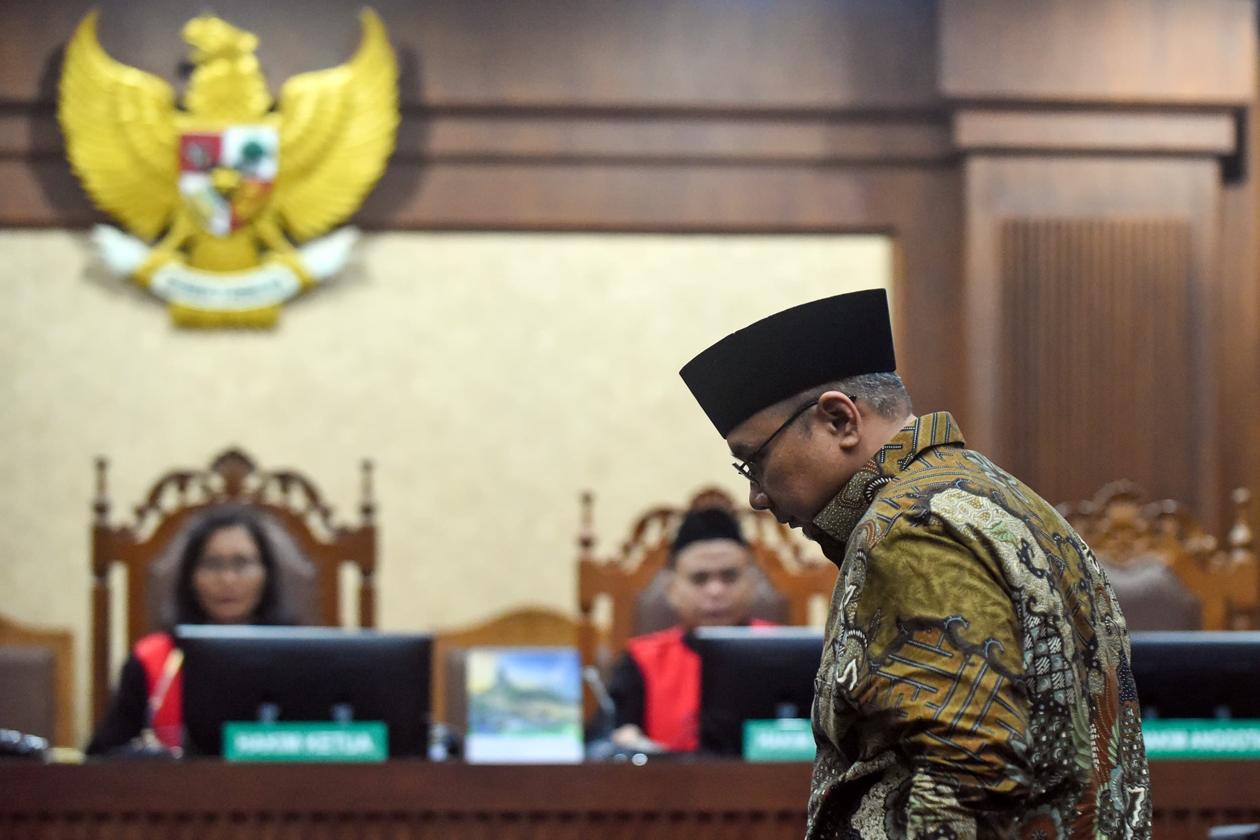 Terdakwa kasus dugaan korupsi pembagian kuota dan penyelenggaraan haji di Kementerian Agama tahun 2023-2024 Yaqut Cholil Qoumas (kanan) mengikuti sidang lanjutan di Pengadilan Tipikor, Jakarta, Kamis (29/10/2026). ANTARA FOTO/Indrianto Eko Suwarso/agr