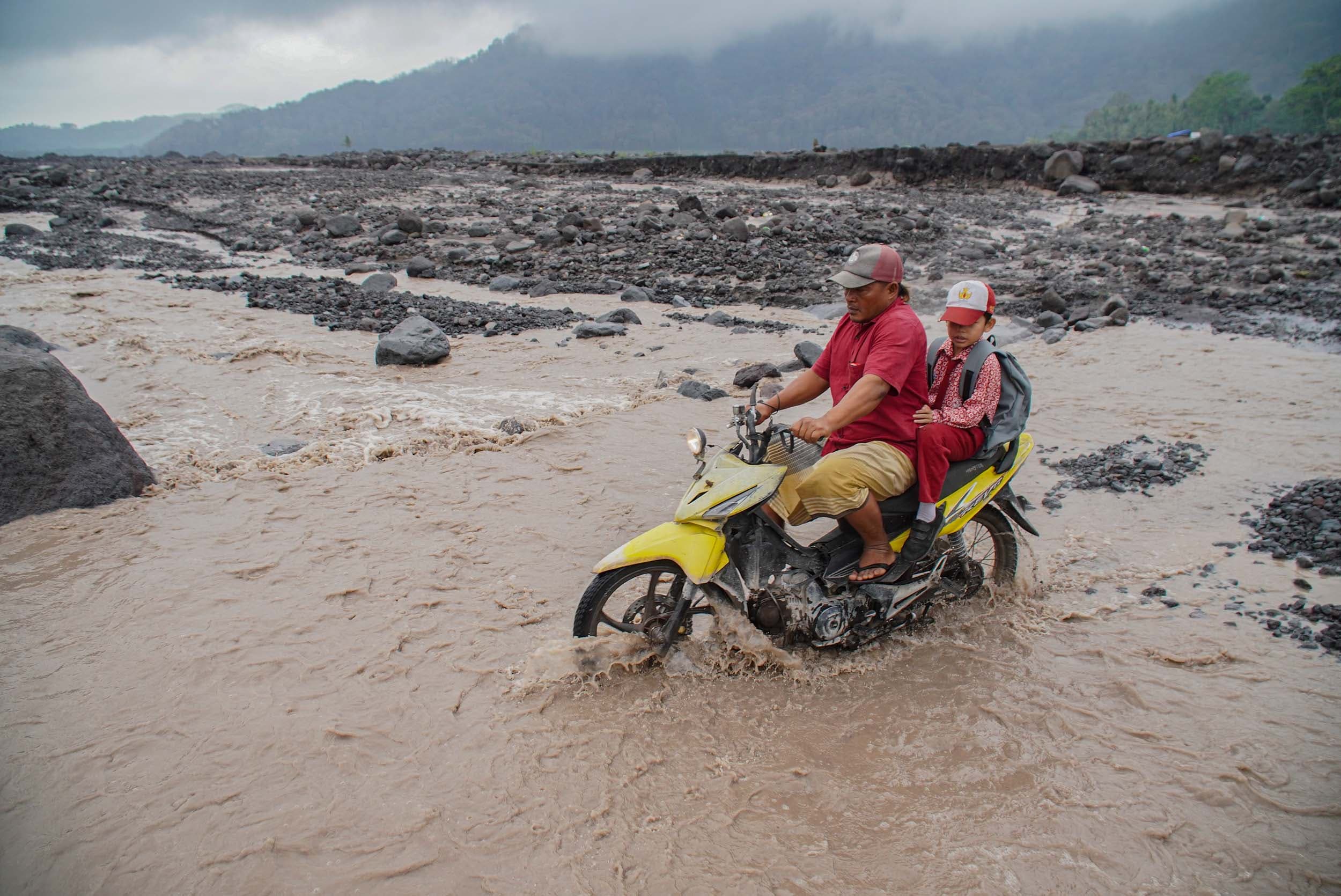 Warga melintasi aliran lahar hujan Gunung Semeru di Lumajang, Jawa Timur, Kamis (29/10/2026). ANTARA FOTO/Irfan Sumanjaya/agr