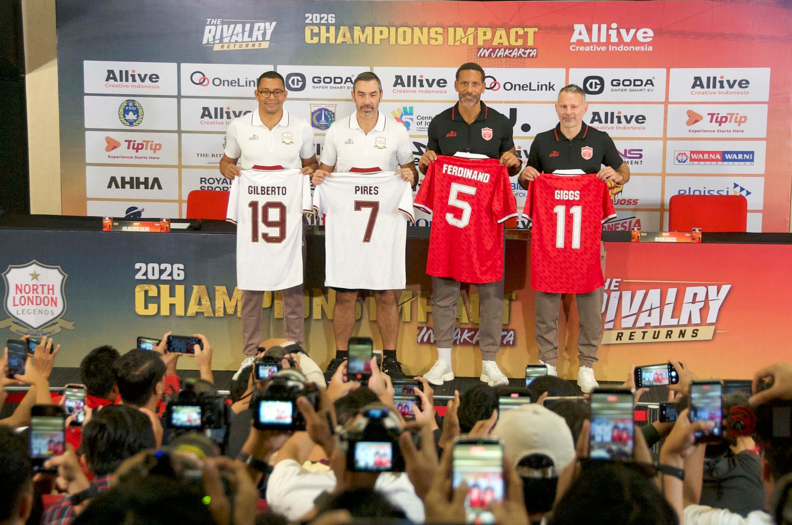 Manchester United Legends, Ryan Giggs dan Rio Ferdinand serta Arsenal Legends, Gilberto Silva dan Robert Pires menunjukan jersey usai menggelar jumpa pers di Stadion GBK, Senayan, Jakarta, Jumat (9/10/2026). AKURAT.CO/Sopian