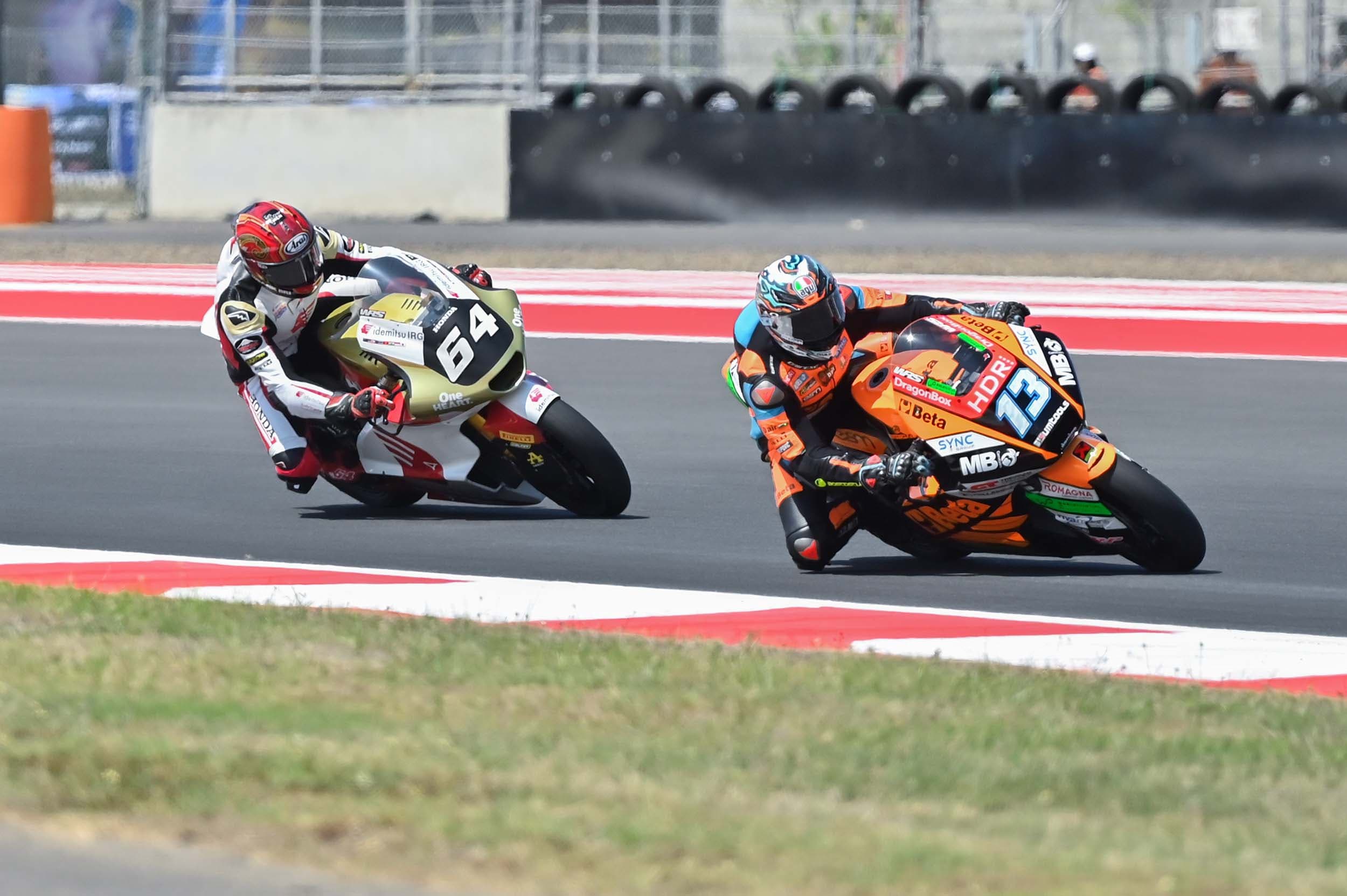 Pembalap Idemitsu Honda Team Asia Mario Suryo Aji (kiri) dan pembalap Beta Tools SpeedRS Team Celestino Vietti (kanan) memacu kecepatan sepeda motornya saat sesi Free Practice 1 Moto2 Mandalika 2026 di Sirkuit Internasional Pertamina Mandalika, KEK Mandalika, Lombok Tengah, NTB, Jumat (9/10/2026). ANTARA FOTO/Fikri Yusuf/rwa.