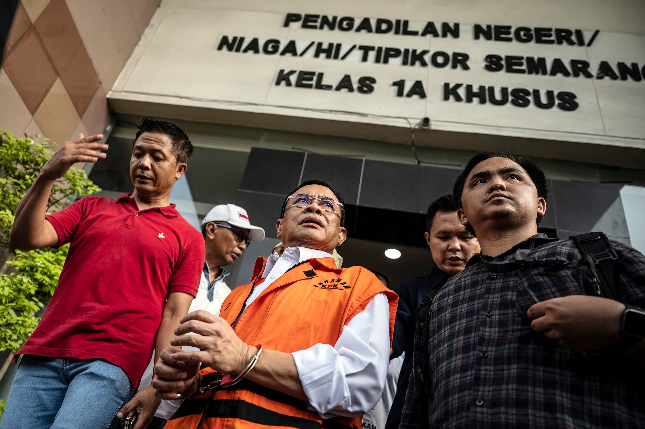 Bupati Pati nonaktif Sudewo (tengah) berjalan menuju kendaraan taktis Korps Brimob usai mengikuti sidang putusan di Pengadilan Tipikor, Semarang, Jawa Tengah, Rabu (21/10/2026).ANTARA FOTO/Aprillio Akbar/nym.