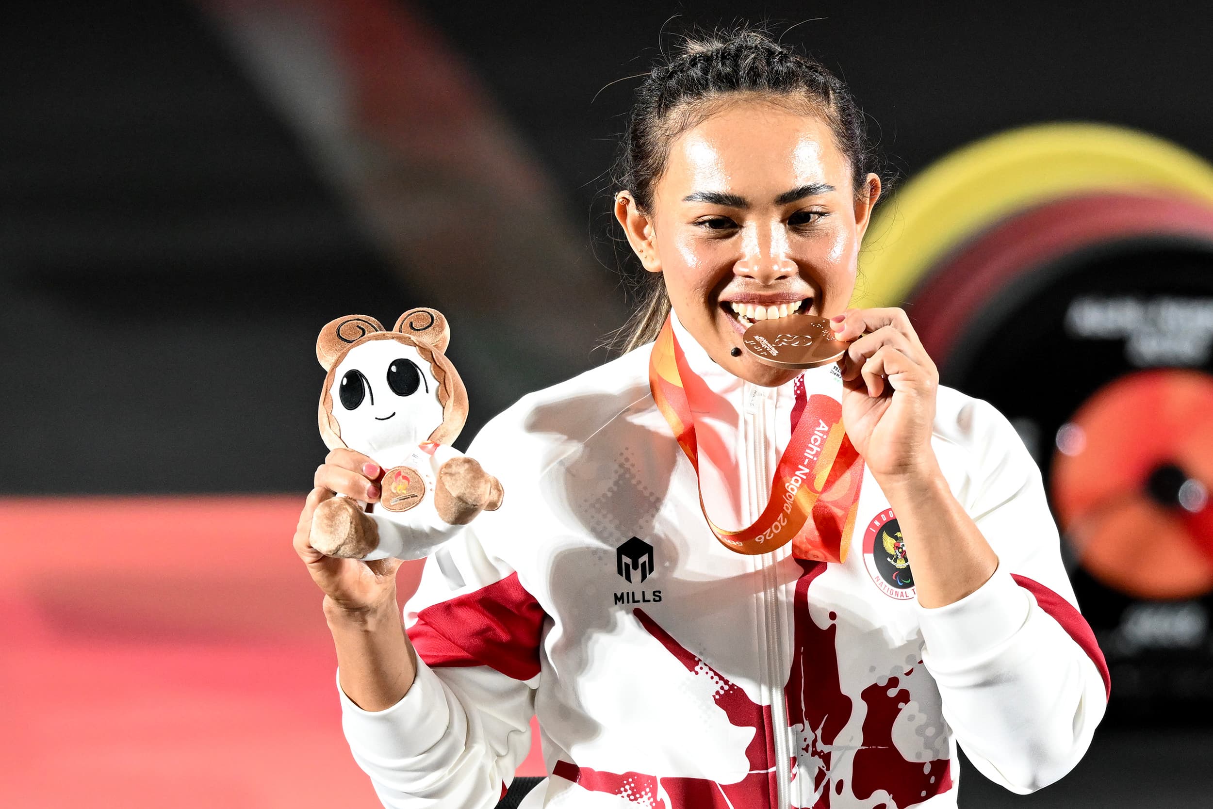 Lifter putri Indonesia Ni Nengah Widiasih menggigit medali perunggu yang diraihnya setelah mengikuti kelas 41 kg Asian Para Games 2026 di Nagoya City Trade and Industry Center, Nagoya, Jepang, Senin (19/10/2026). ANTARA FOTO/M Risyal Hidayat/tom