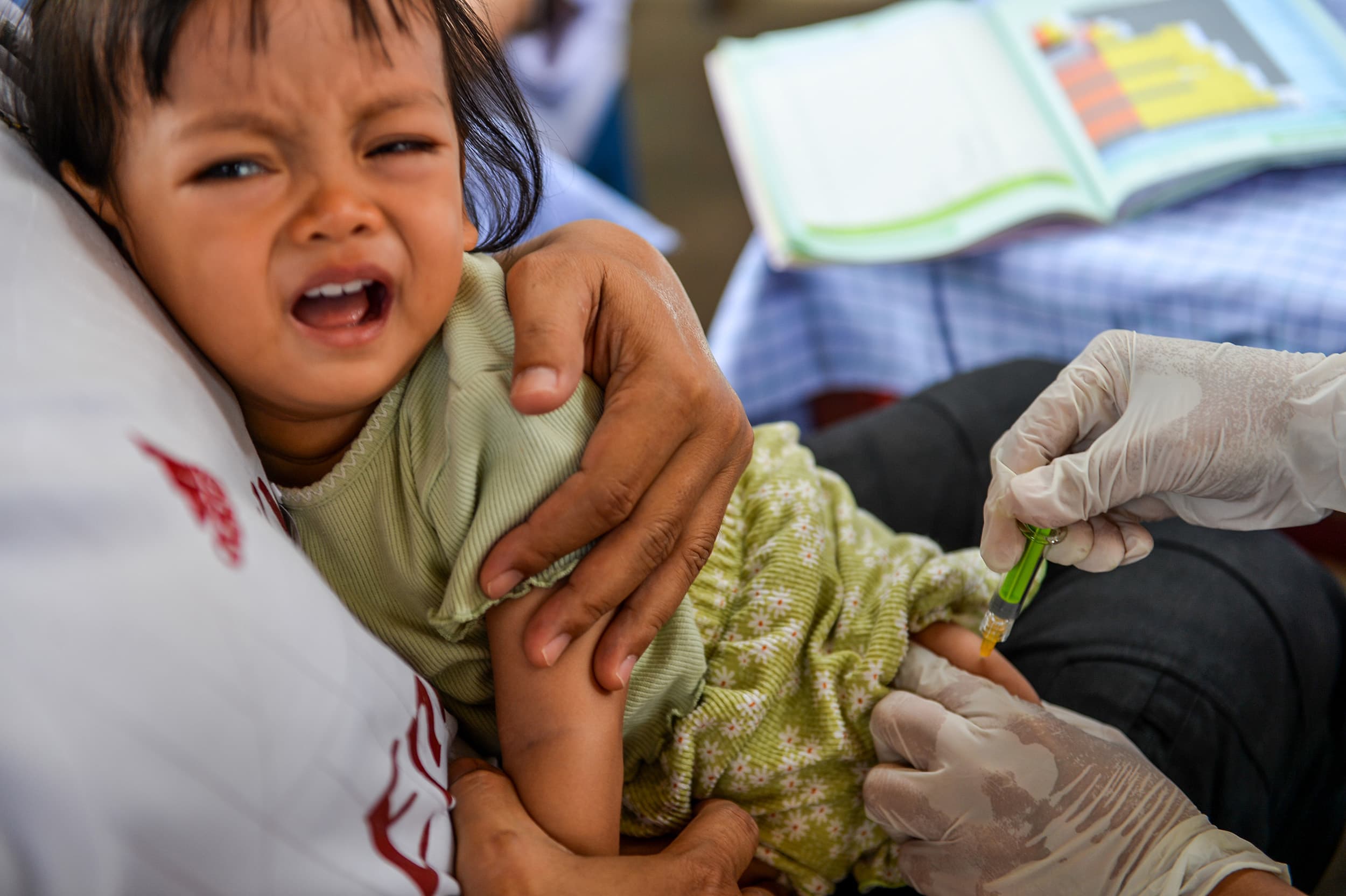 Seorang dokter menyuntikkan vaksin PCV kepada seorang balita di Posyandu Kelurahan Cibangkong, Bandung, Jawa Barat, Rabu (7/10/2026).ANTARA FOTO/Raisan Al Farisi