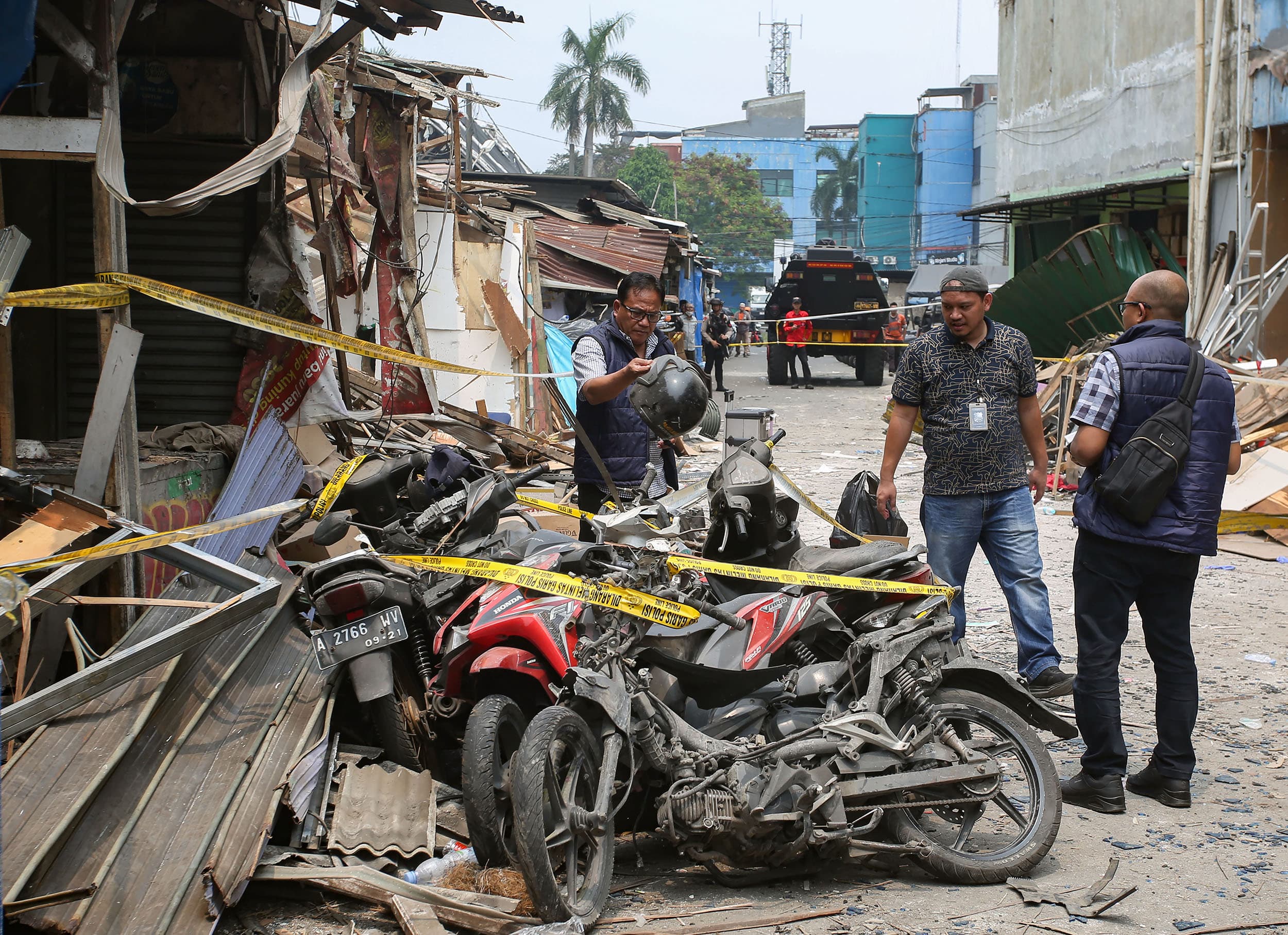 Petugas kepolisian Polda Metro Jaya berada di dekat motor terdampak ledakan saat dilakukan olah tempat kejadian perkara (TKP) ledakan di Pasar Cimanggis, Tangerang Selatan, Banten, Kamis (15/10/2026).ANTARA FOTO/Muhammad Iqbal/YU