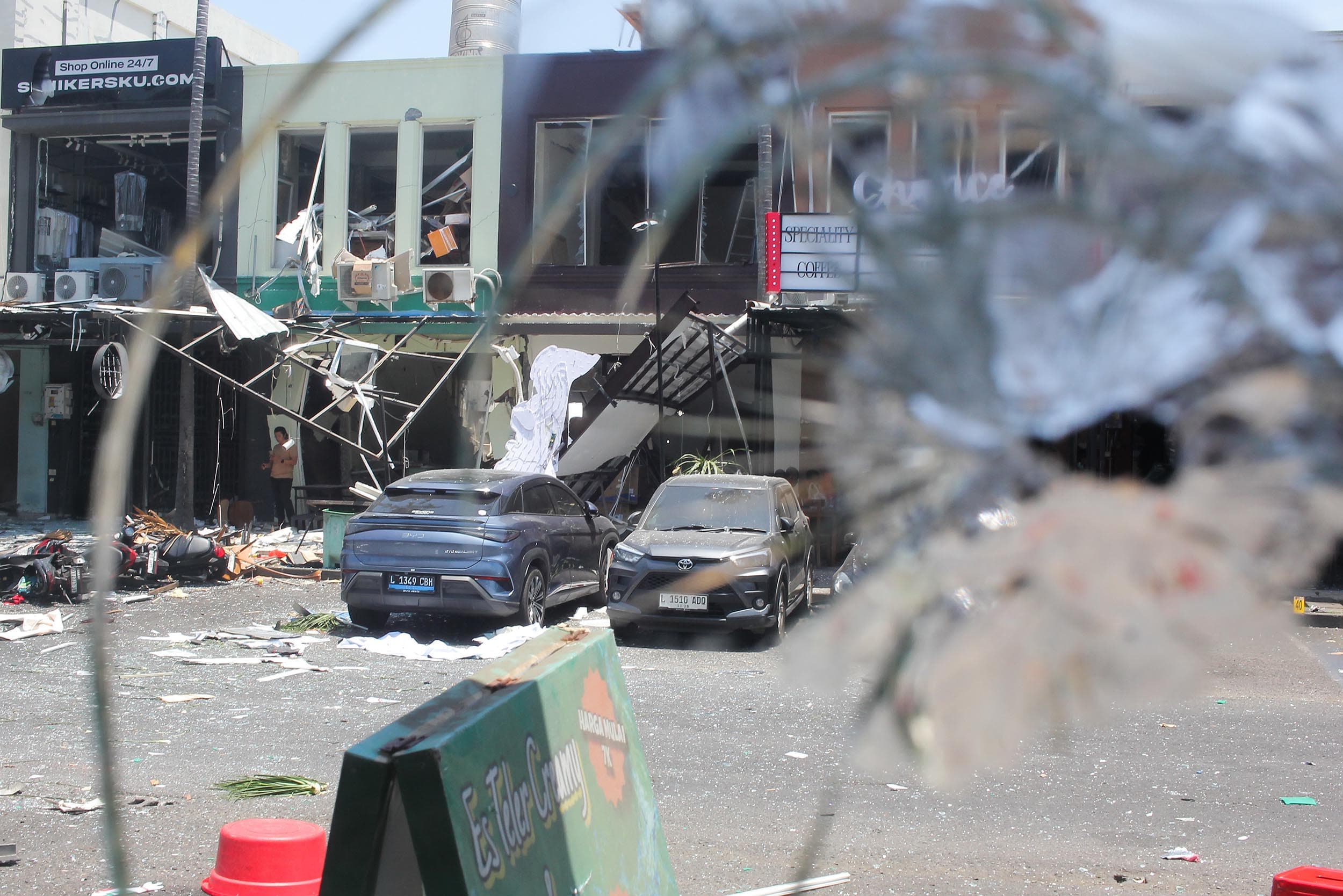 Puing-puing berserakan akibat ledakan di lokasi ledakan di San Antonio Shopping Street, Pakuwon City Surabaya, Jawa Timur, Selasa (6/10/2026). ANTARA FOTO/Didik Suhartono/nym.