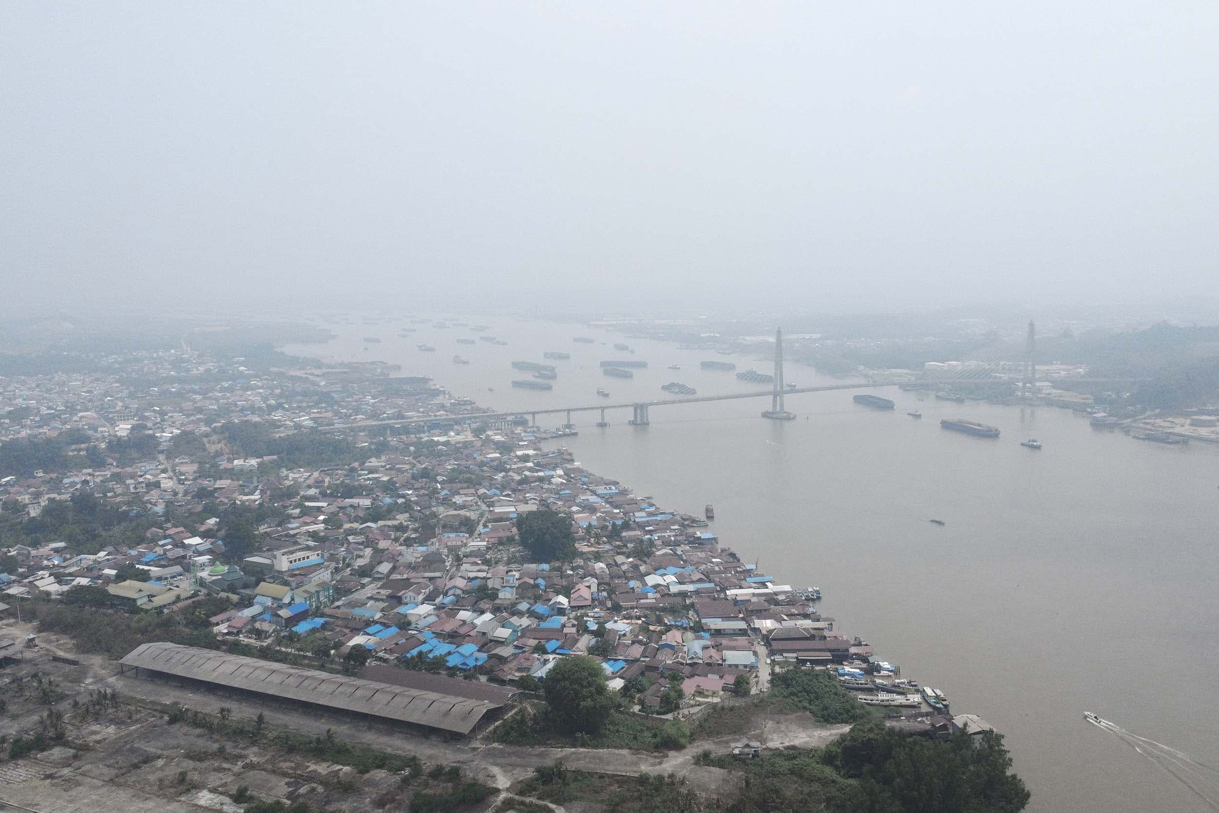 Kapal nelayan melintasi Sungai Mahakam kawasan Sungai Kujang, Samarinda, Kalimantan Timur, Selasa (13/10/2026). ANTARA FOTO/Angga Palguna/agr