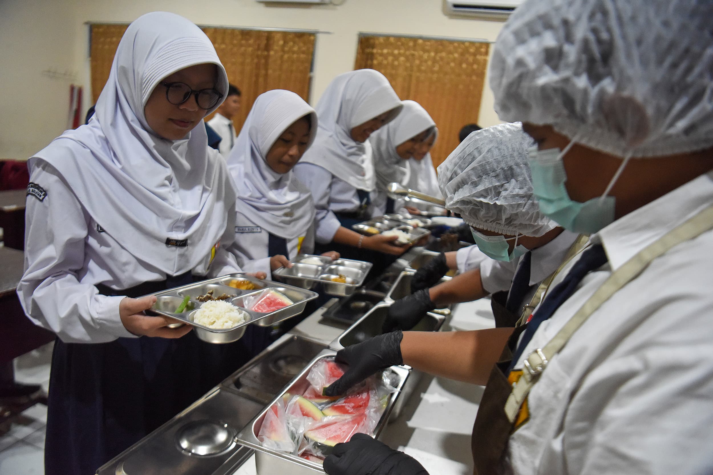 Sejumlah siswa mengambil menu Makan Bergizi Gratis (MBG) yang disajikan secara prasmanan di SMP Kemala Bhayangkari 3, Jakarta, Kamis (15/10/2026). ANTARA FOTO/Indrianto Eko Suwarso/YU