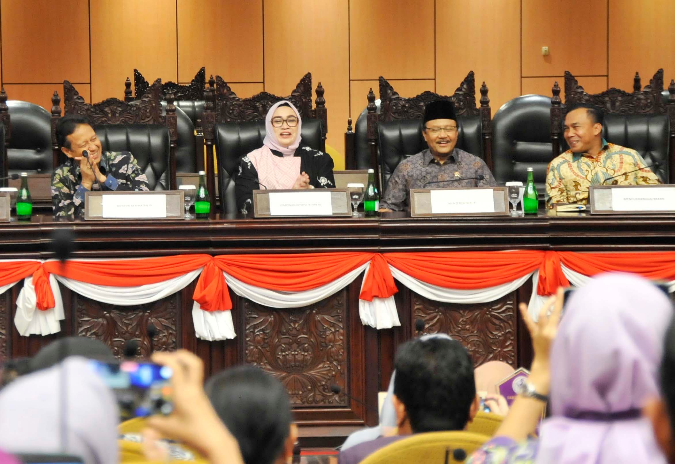 (Ki-ka), Menteri Kesehatan, Budi Gunawan Sadikin; Wakil Ketua Komisi IX, Putih Sari; Menteri Sosial, Saifullah Yusuf dan Menteri Kependudukan dan Pembangunan Keluarga, Wihaji saat menyampaikan pidatonya saat menghadiri pembukaan Kongres Nasional Ikatan Ahli Kesehatan Masyarakat Indonesia (IAKMI) di Komplek Parlemen, Senayan, Jakarta, Jumat (30/10/2026).AKURAT.CO/Sopian