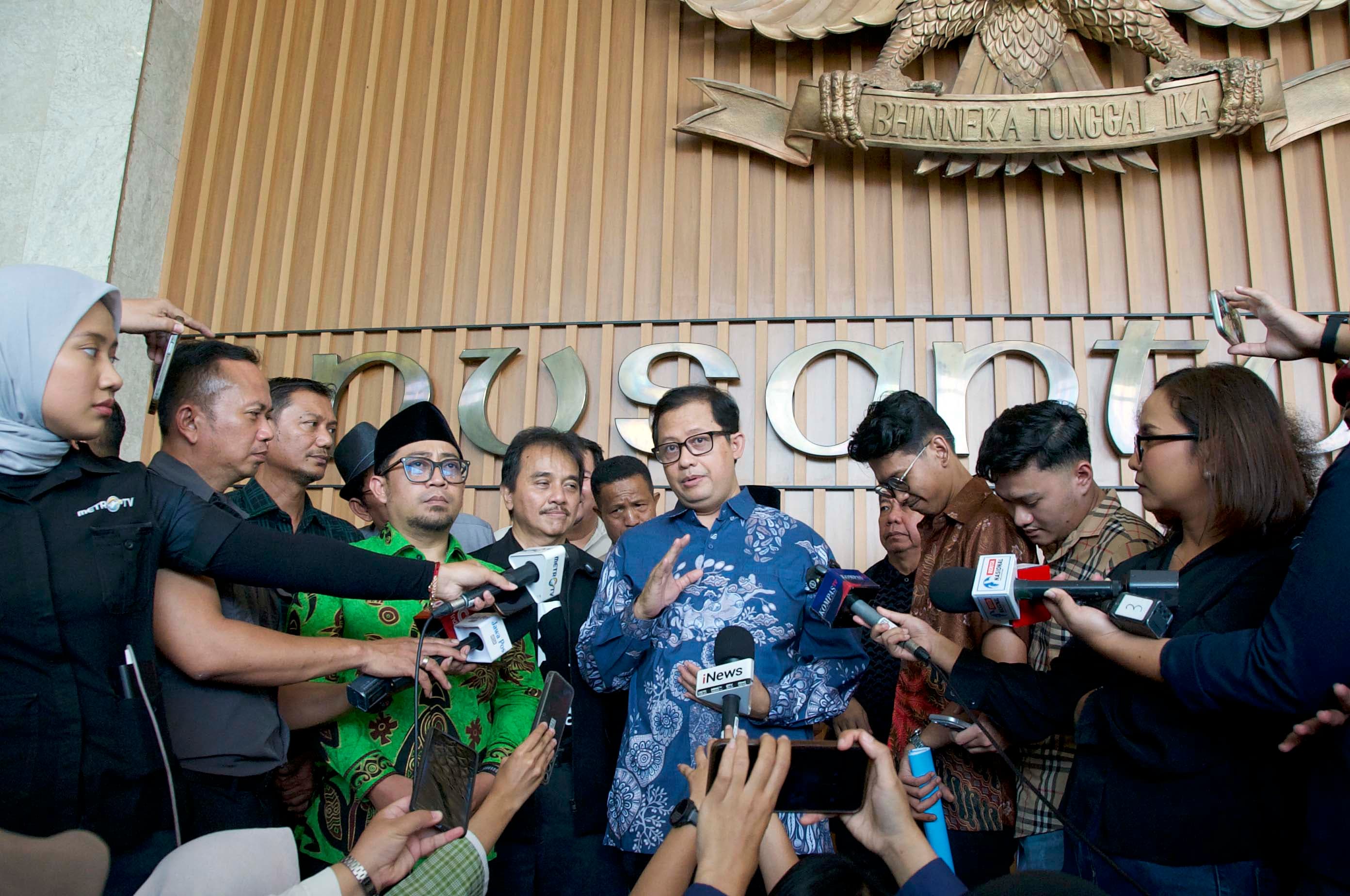 Anggota Komisi II DPR RI dari Fraksi PKB Muhammad Khozin borsama Aliansi Kolektif Sipil (AKSI) melakukan konferensi pers di Lobby Nusantara I, Kompleks Parlemen Senayan, Jakarta, Selasa (13/10/2026).AKURAT.CO/Sopian